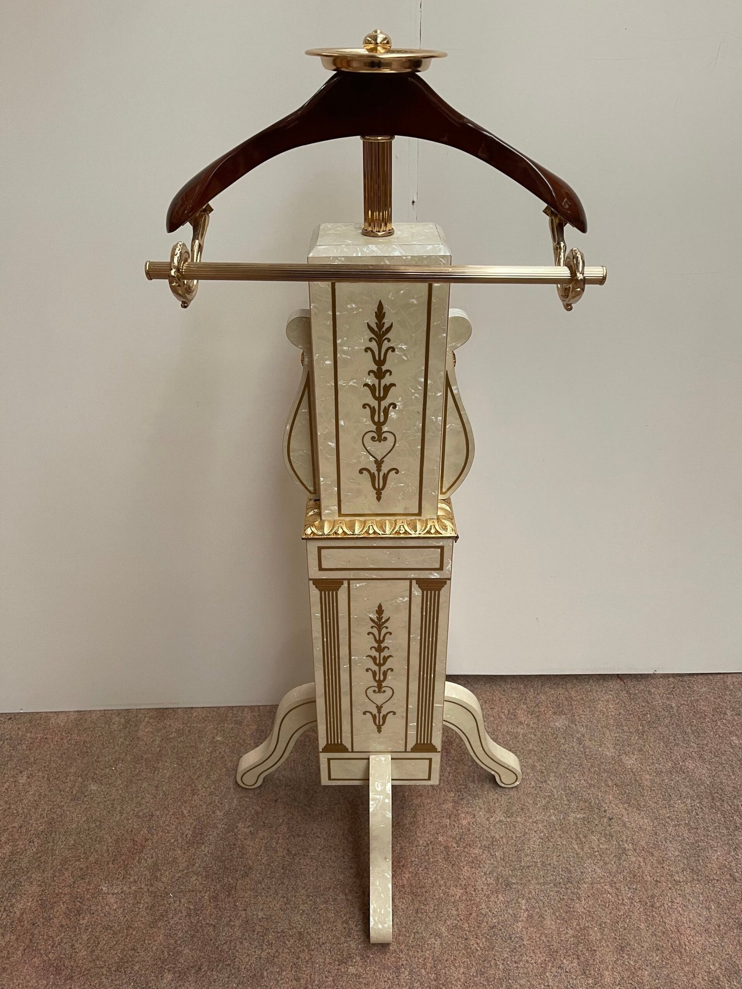 Attaccapanni Servomuto in stile neoclassico con Intarsi Dorati e Dettagli in Ottone - Eleganza e Funzionalità