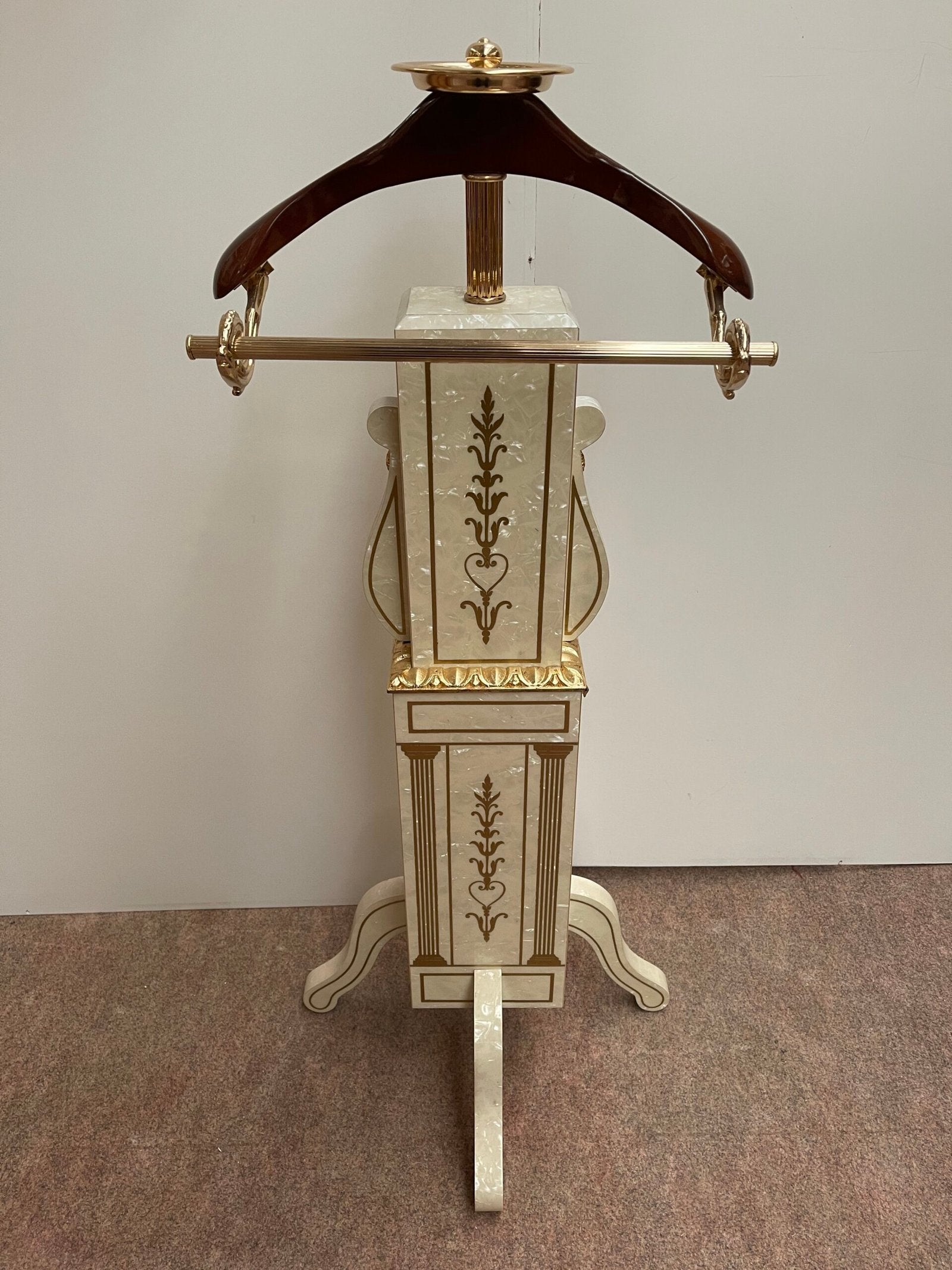 Attaccapanni Servomuto in stile neoclassico con Intarsi Dorati e Dettagli in Ottone - Eleganza e Funzionalità