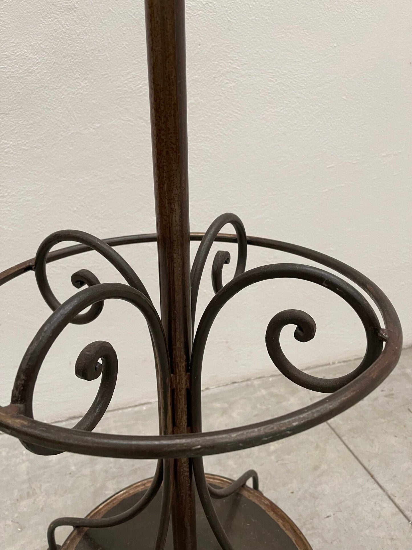 Appendiabiti da Terra in Ferro Battuto – Stile Liberty