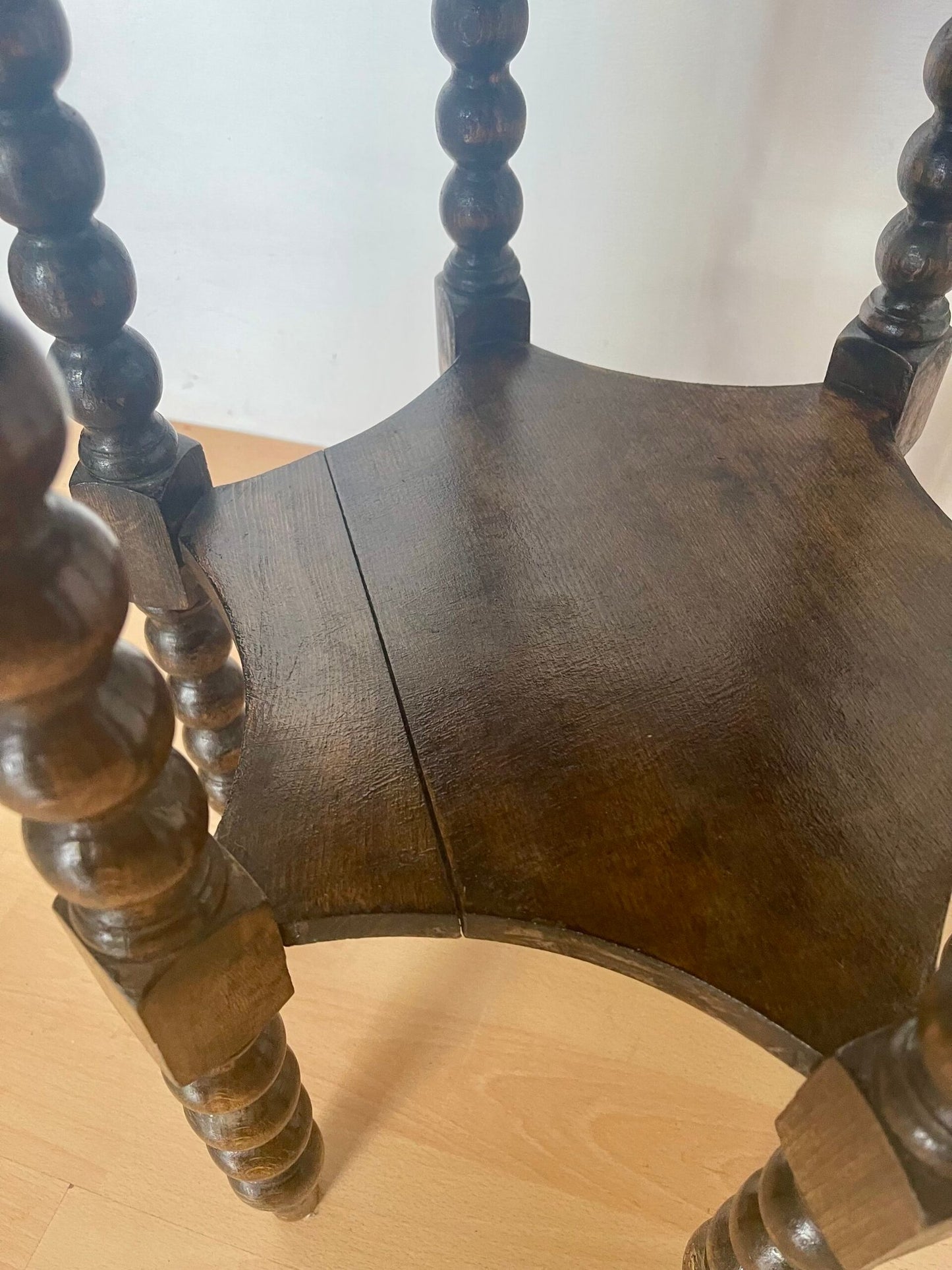 Tavolino Esagonale a Colonnine Tornite in Legno Massello