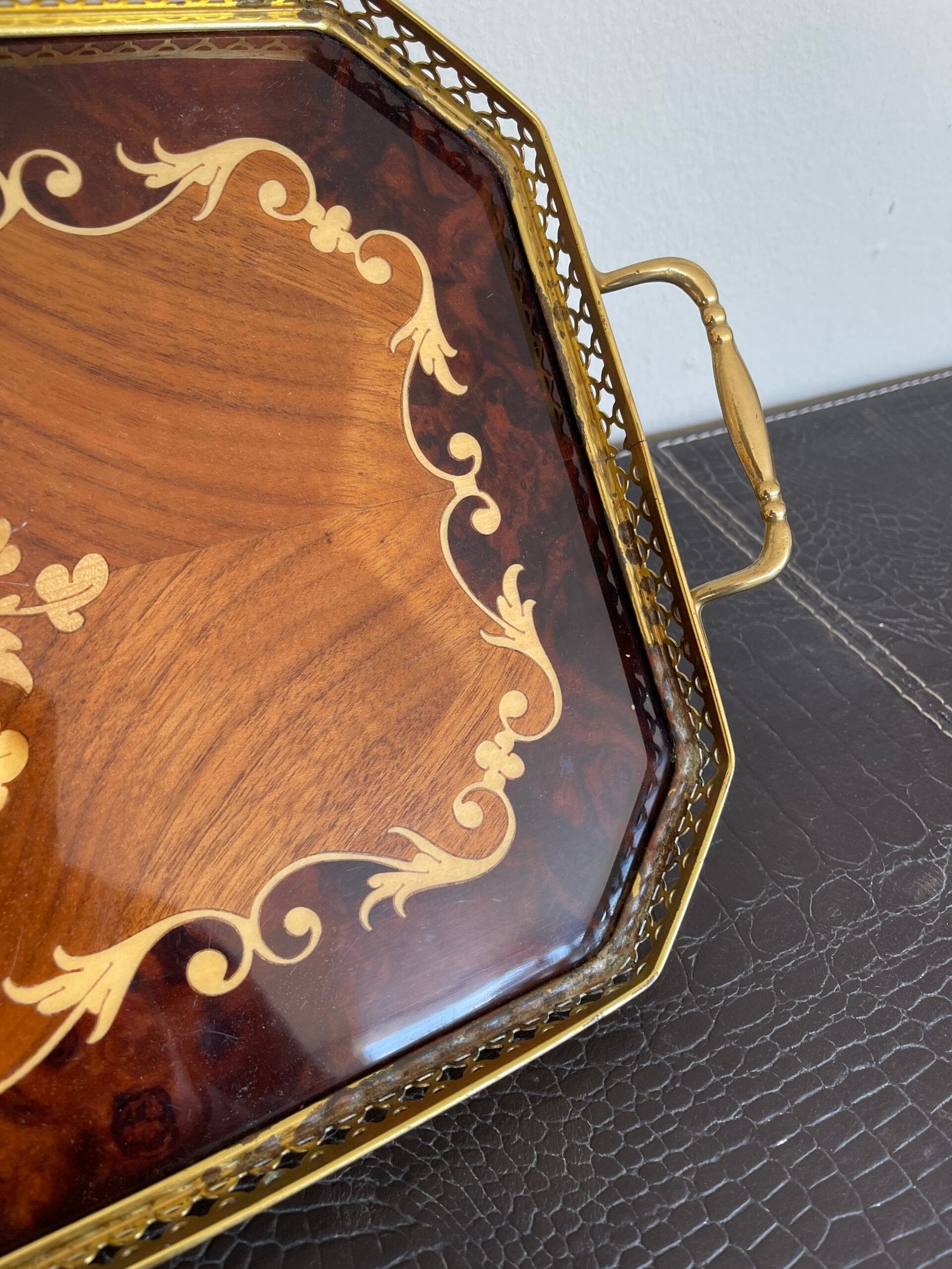 Vassoio vintage in legno intarsiato con manici in ottone – Eleganza senza tempo