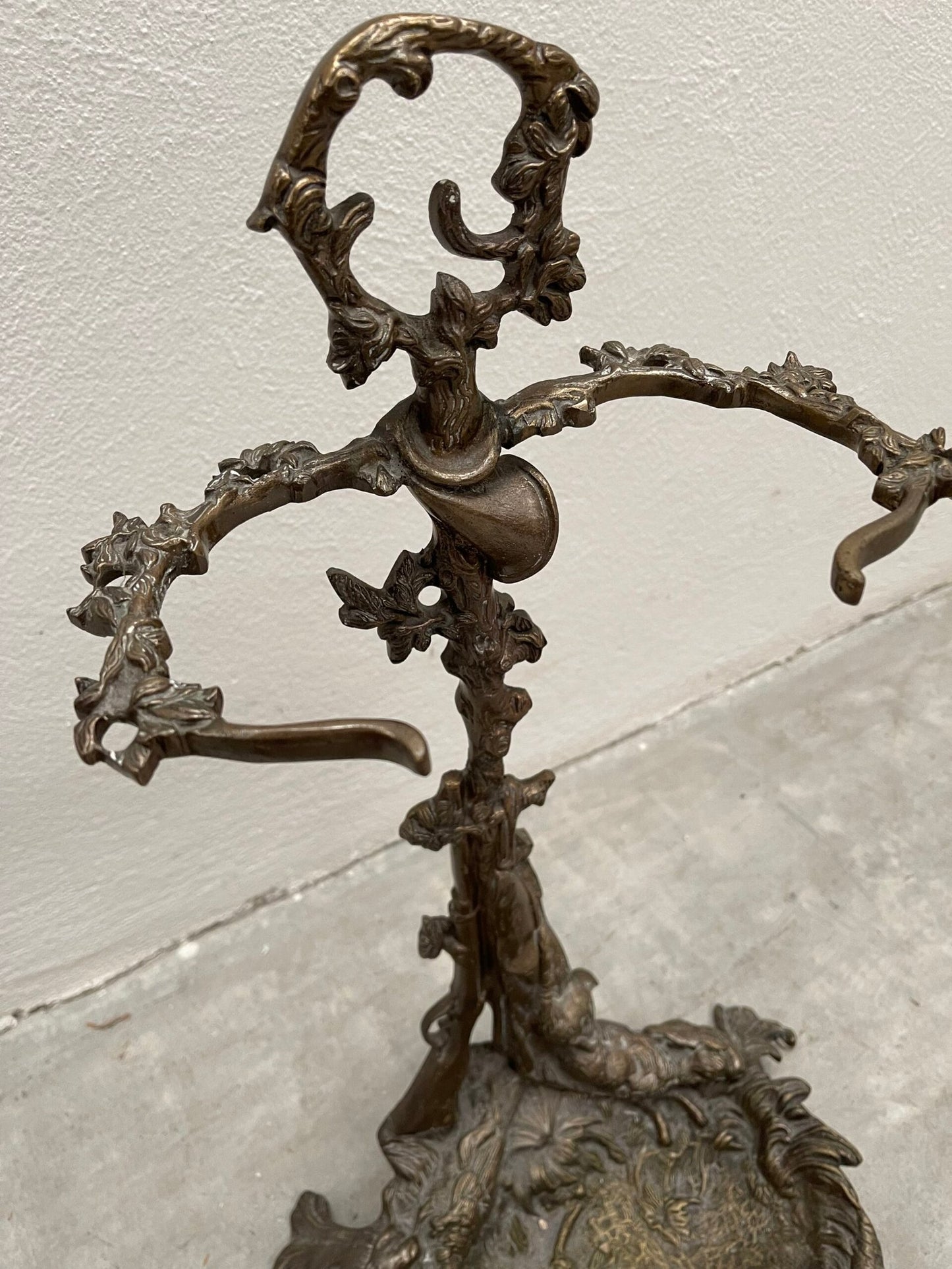 Antico portaombrelli francese del XX secolo in bronzo con figura di cane da caccia