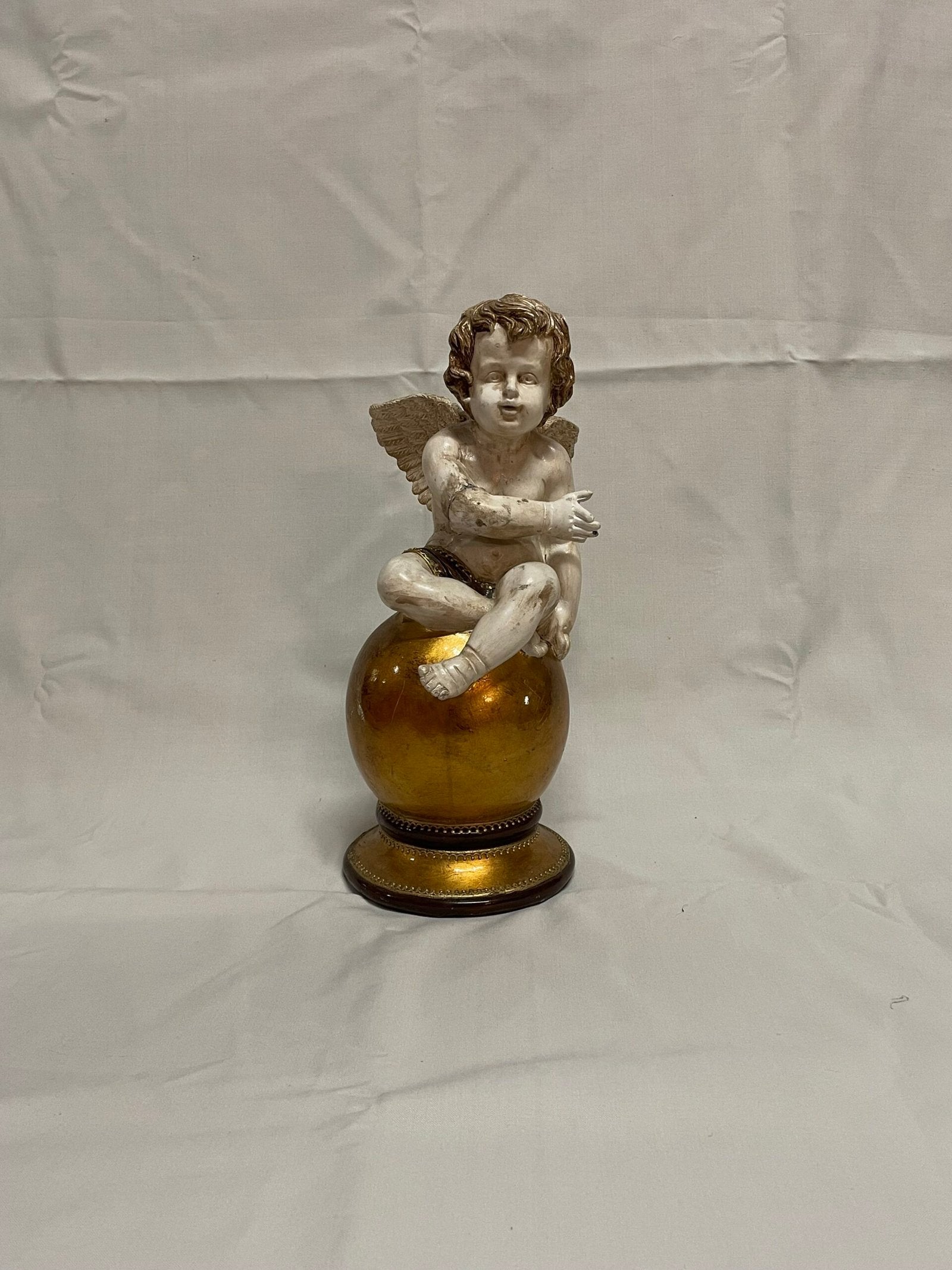 Incantevole Statuetta "Putto su Sfera Dorata" in Stile Barocco