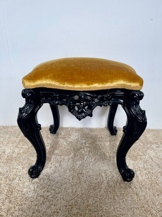 Sgabello barocco in legno nero lucido con seduta in velluto senape