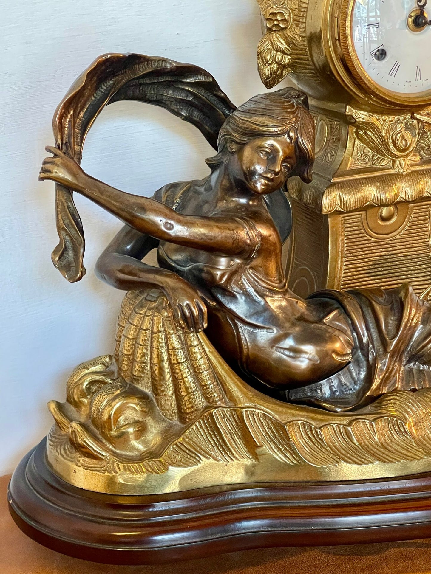 "Maestro del Tempo: orologio Scultoreo con Donna e Bambino"