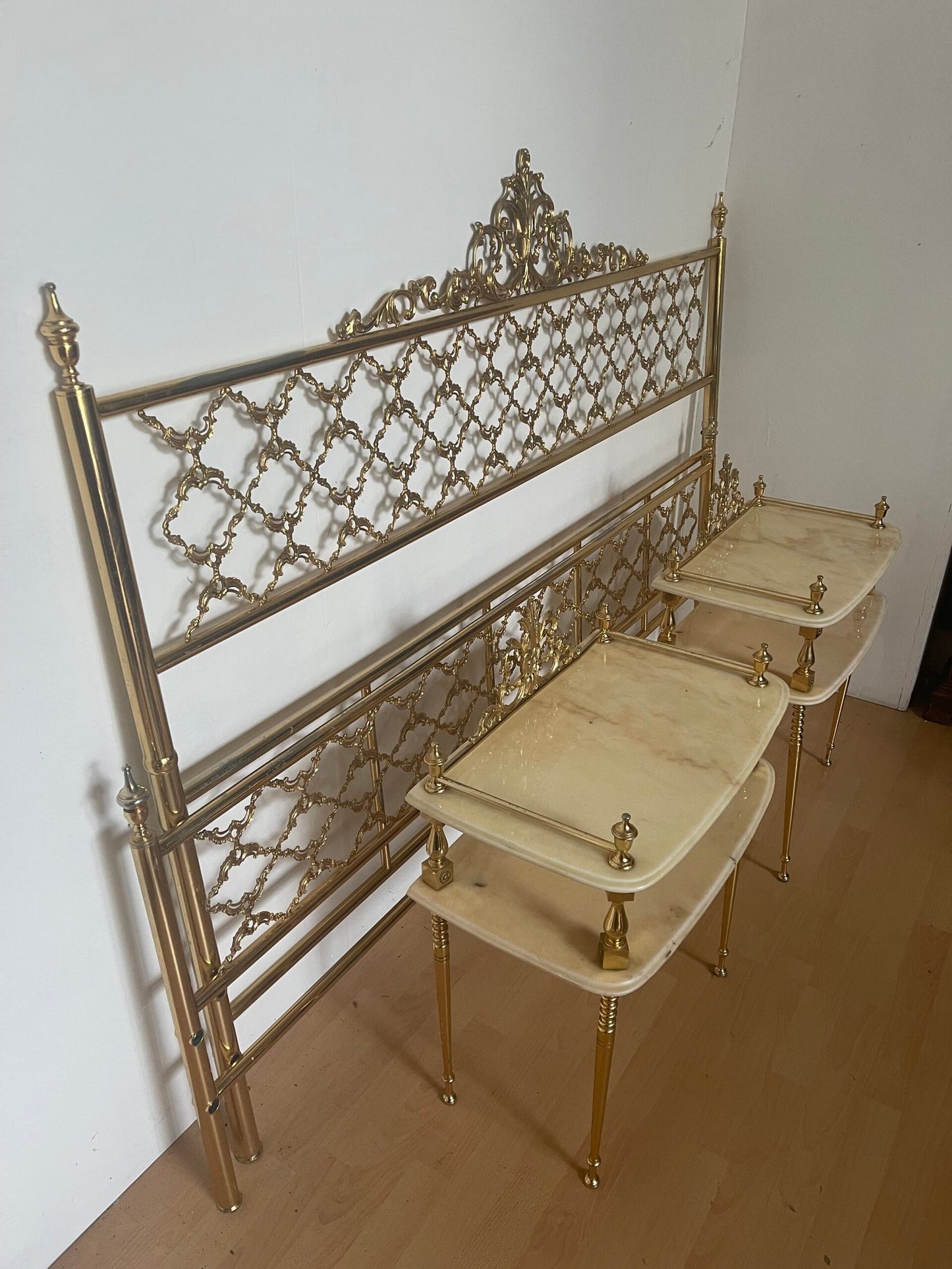 Coppia di Tavolini d’Appoggio «Regina» in Metallo Dorato e Marmo Chiaro