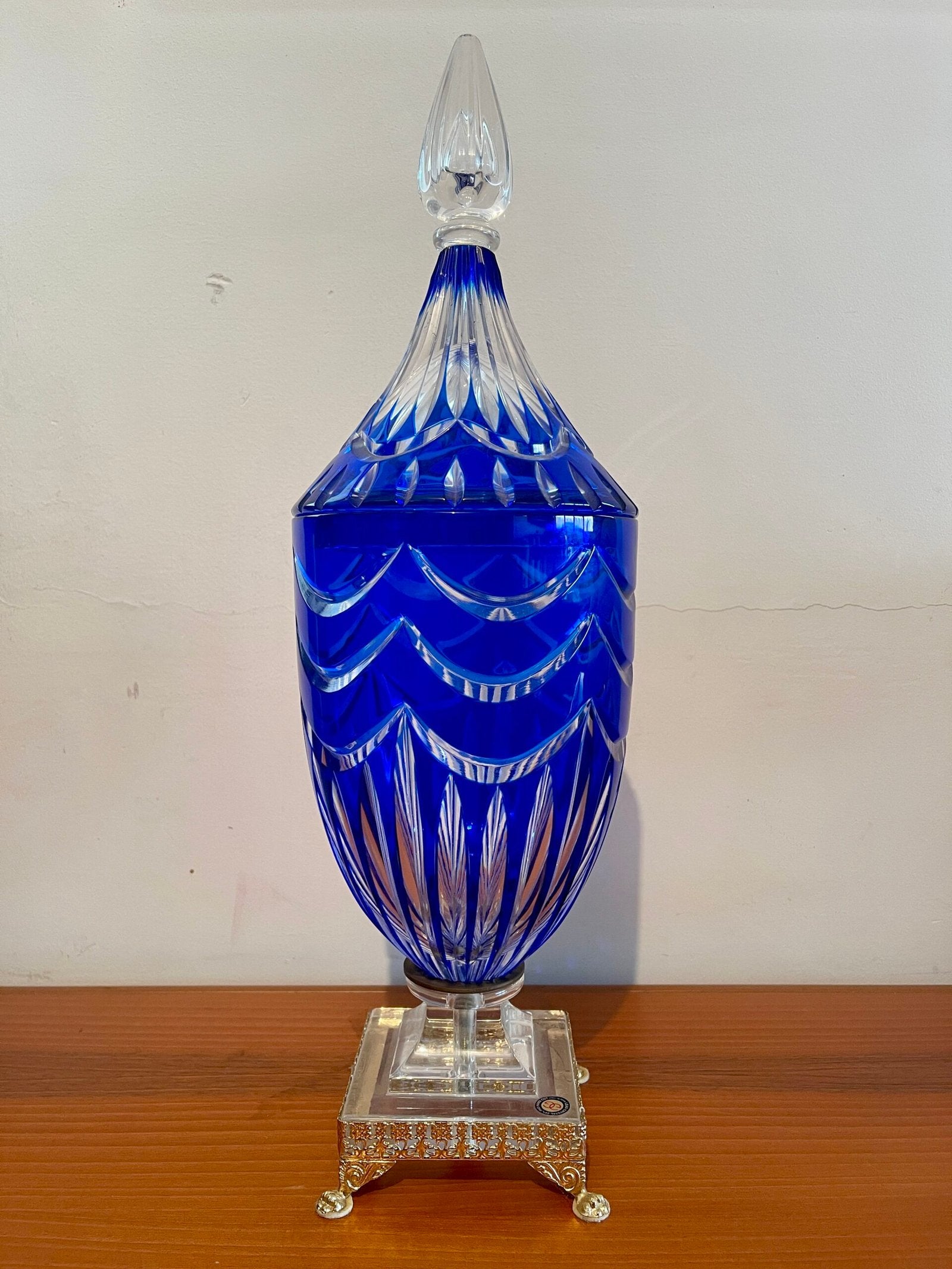 Vaso in Cristallo Blu con Motivo a Onde e Base Dorata