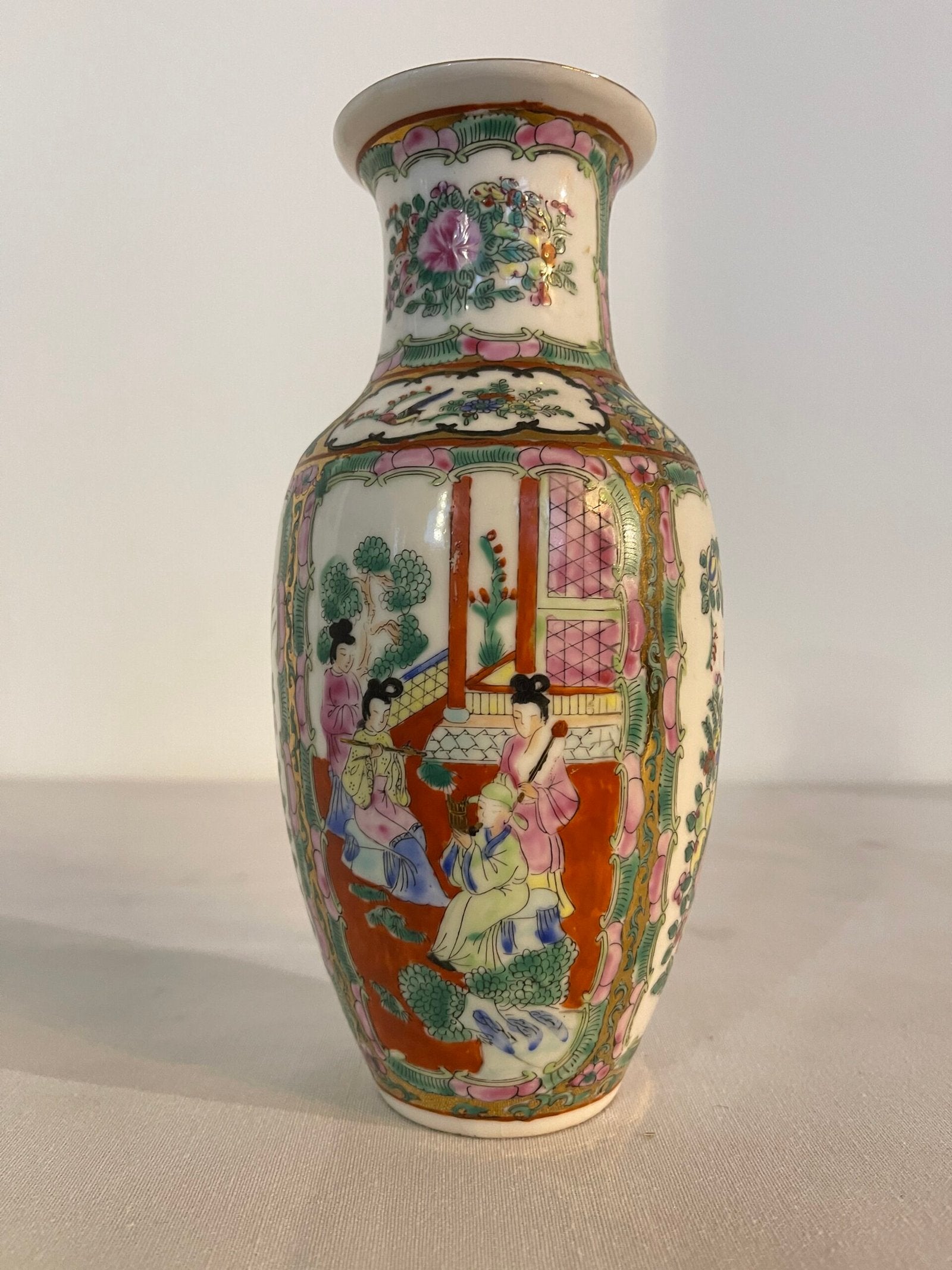 Vaso Cinese in Porcellana con Scene Tradizionali e Decorazioni Floreali