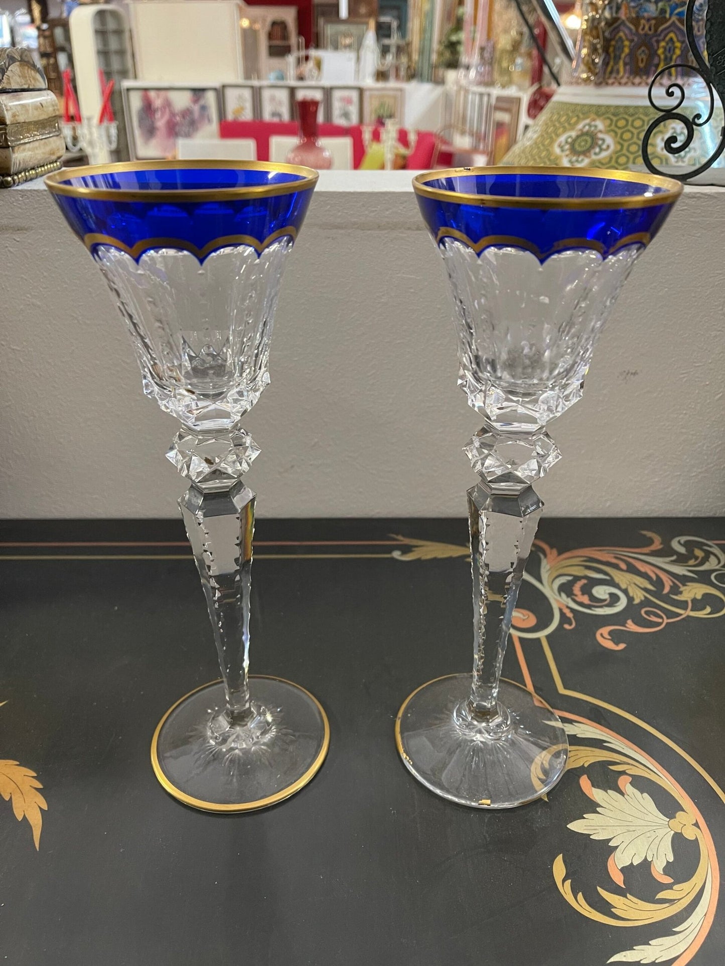 Coppia di calici in cristallo con bordo blu e dorato