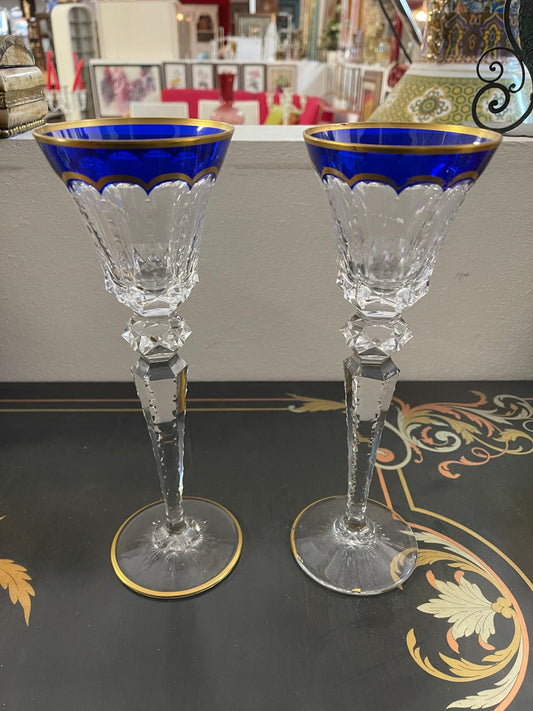 Coppia di calici in cristallo con bordo blu e dorato