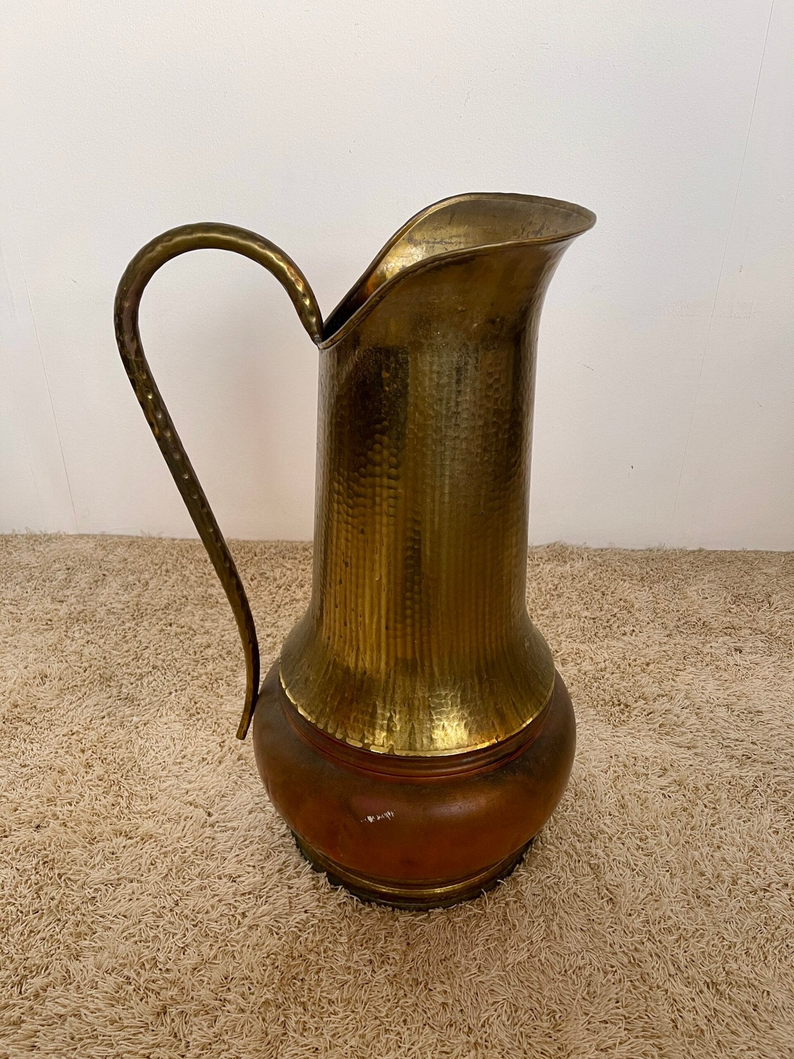 Elegante brocca vintage in ottone martellato – fascino senza tempo