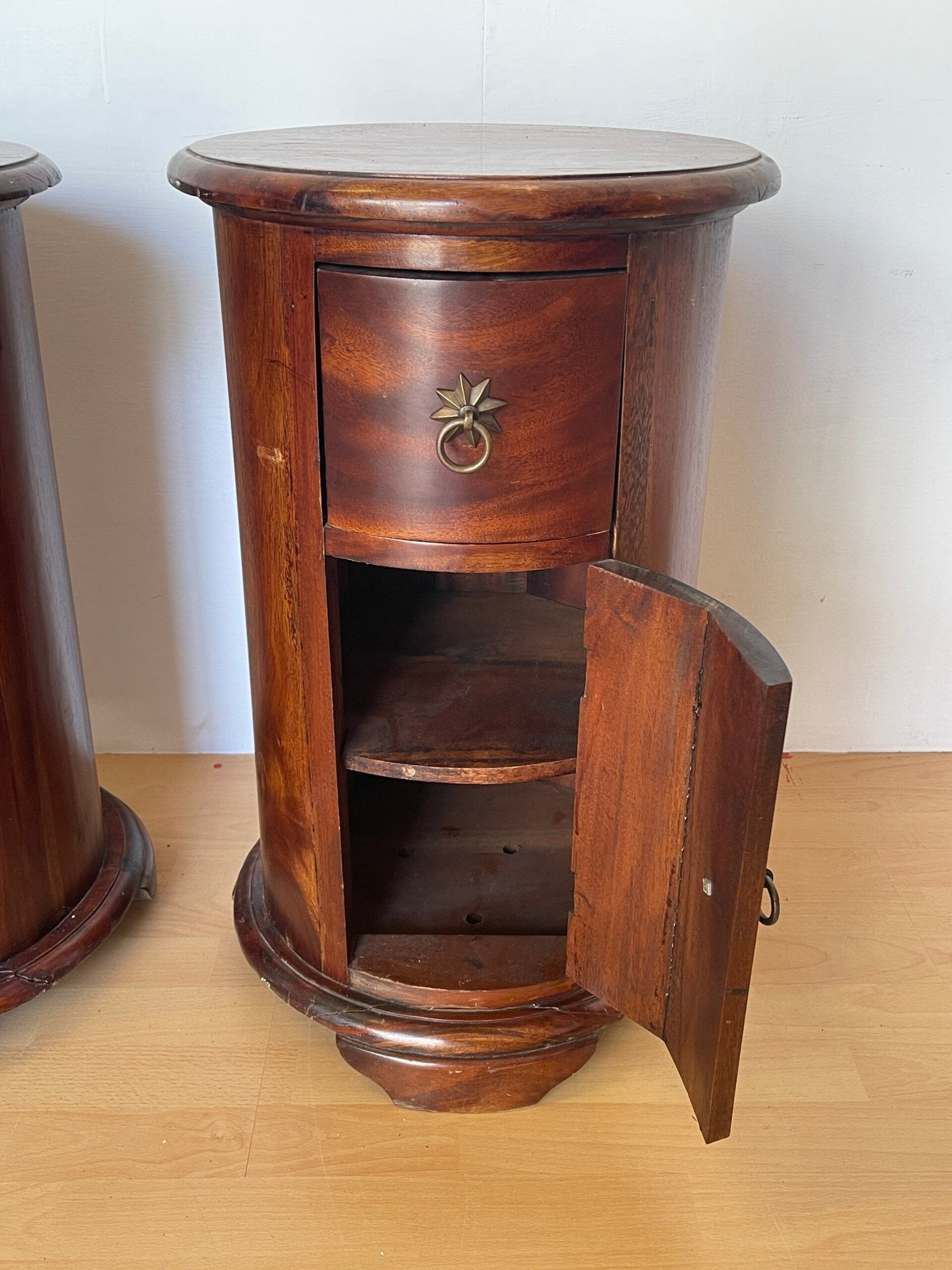 Coppia di Comodini Rotondi in Legno Massello