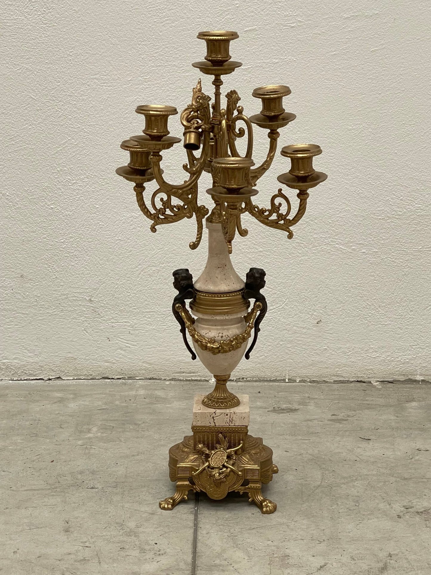 Candelabro a più braccia in bronzo e marmo