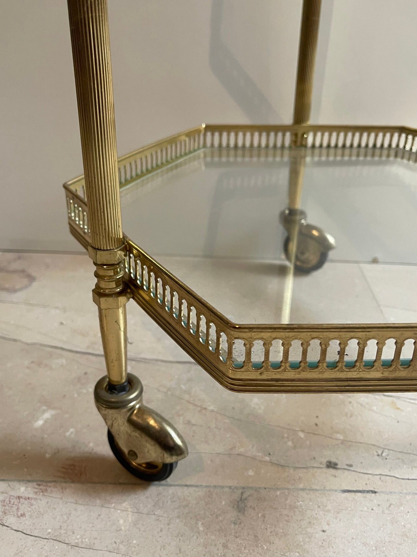Carrello bar in stile vintage, con struttura in vetro e ottone dorato, con finitura lucida anni '80.
