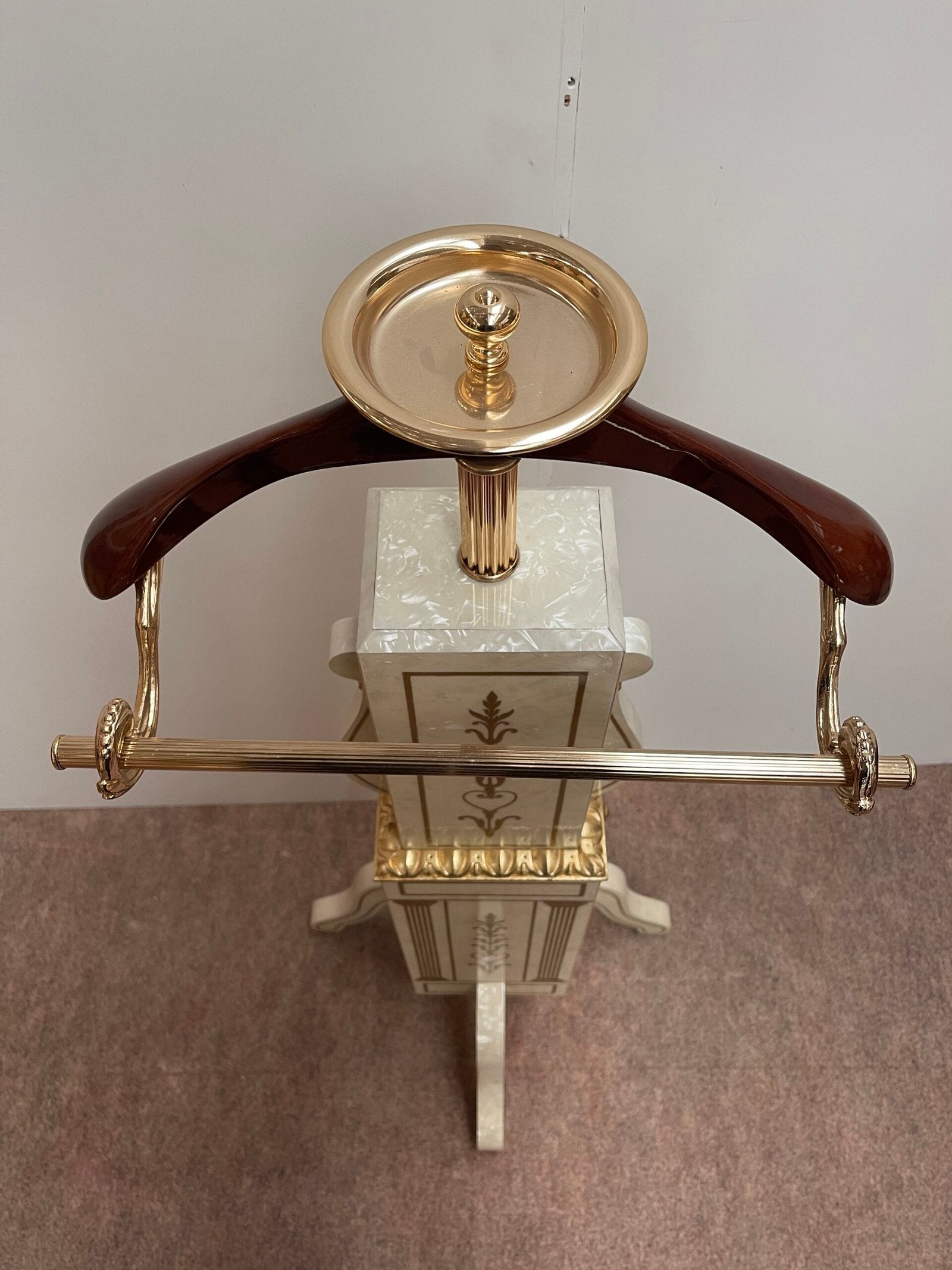 Attaccapanni Servomuto in stile neoclassico con Intarsi Dorati e Dettagli in Ottone - Eleganza e Funzionalità