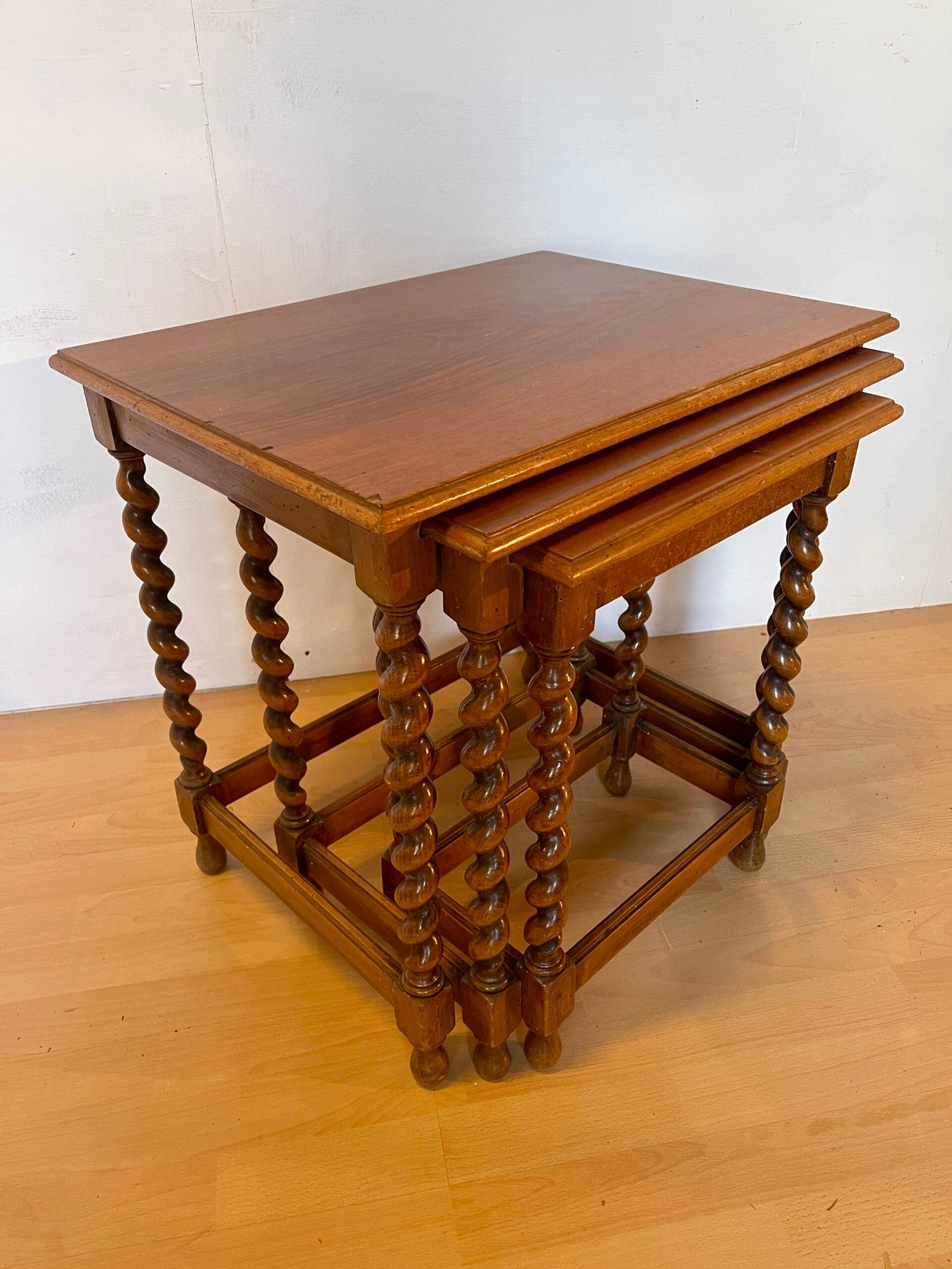 Set di Tavolini a Scomparsa in Legno – Gambe Tornite a Spirale