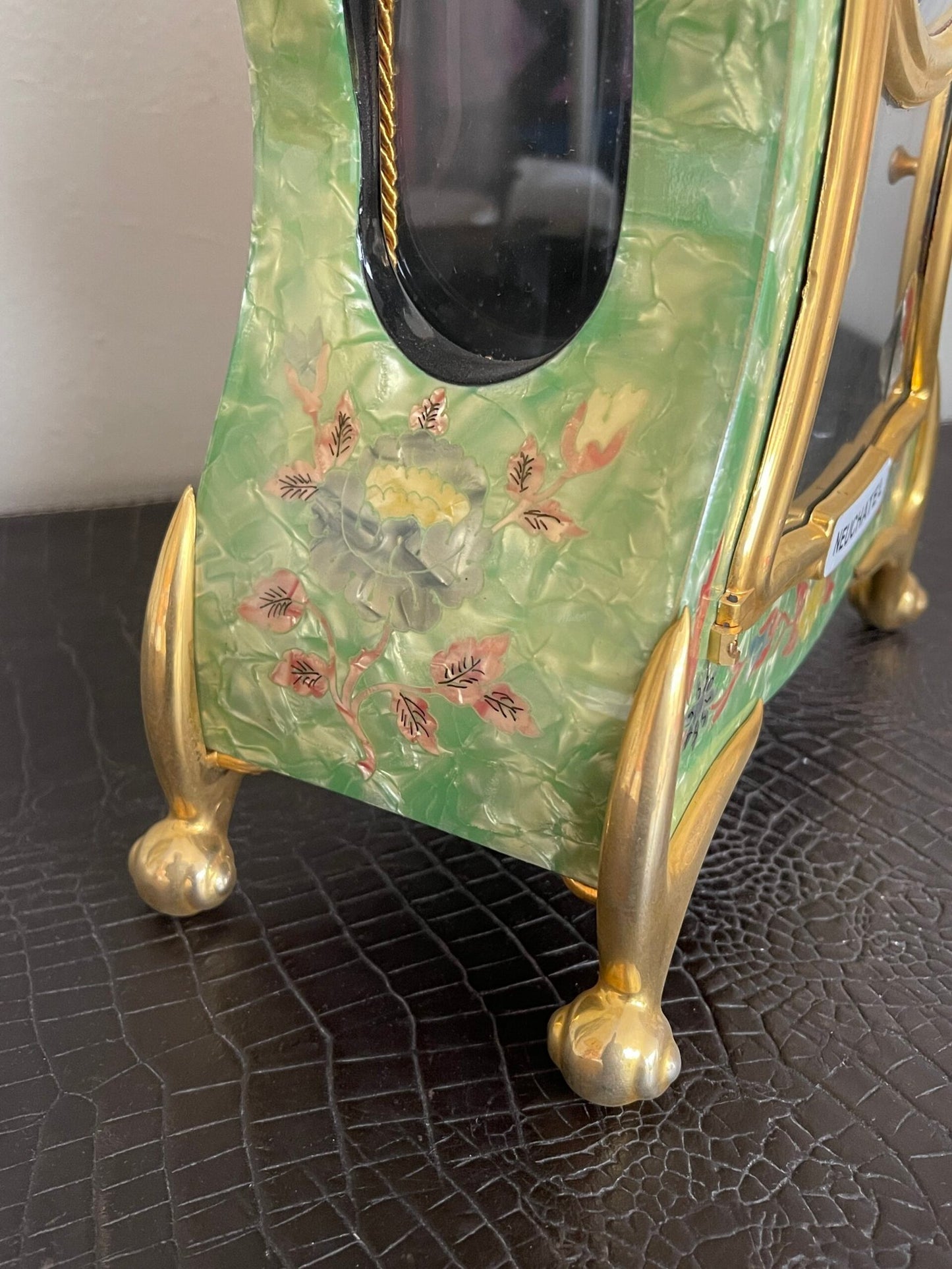 Orologio da Tavolo “Neuchatel” – Elegante con Pendolo e Dettagli Floreali in Stile Antico