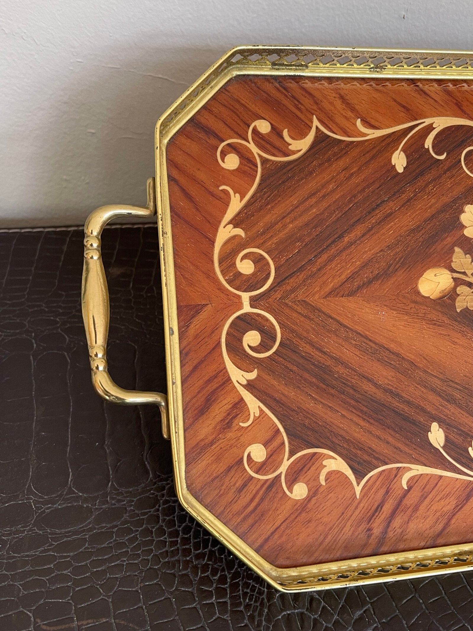 Vassoio in legno intarsiato è un autentico pezzo d'arte, perfetto per arricchire ogni ambiente con eleganza e raffinatezza.