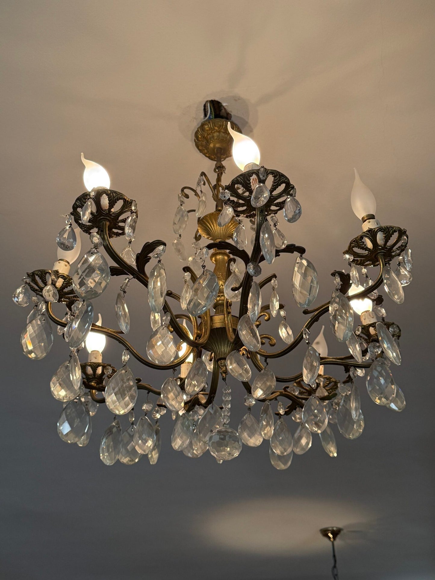 Bellissimo lampadario in cristallo e ottone brunito, stile classico francese - Eleganza senza tempo