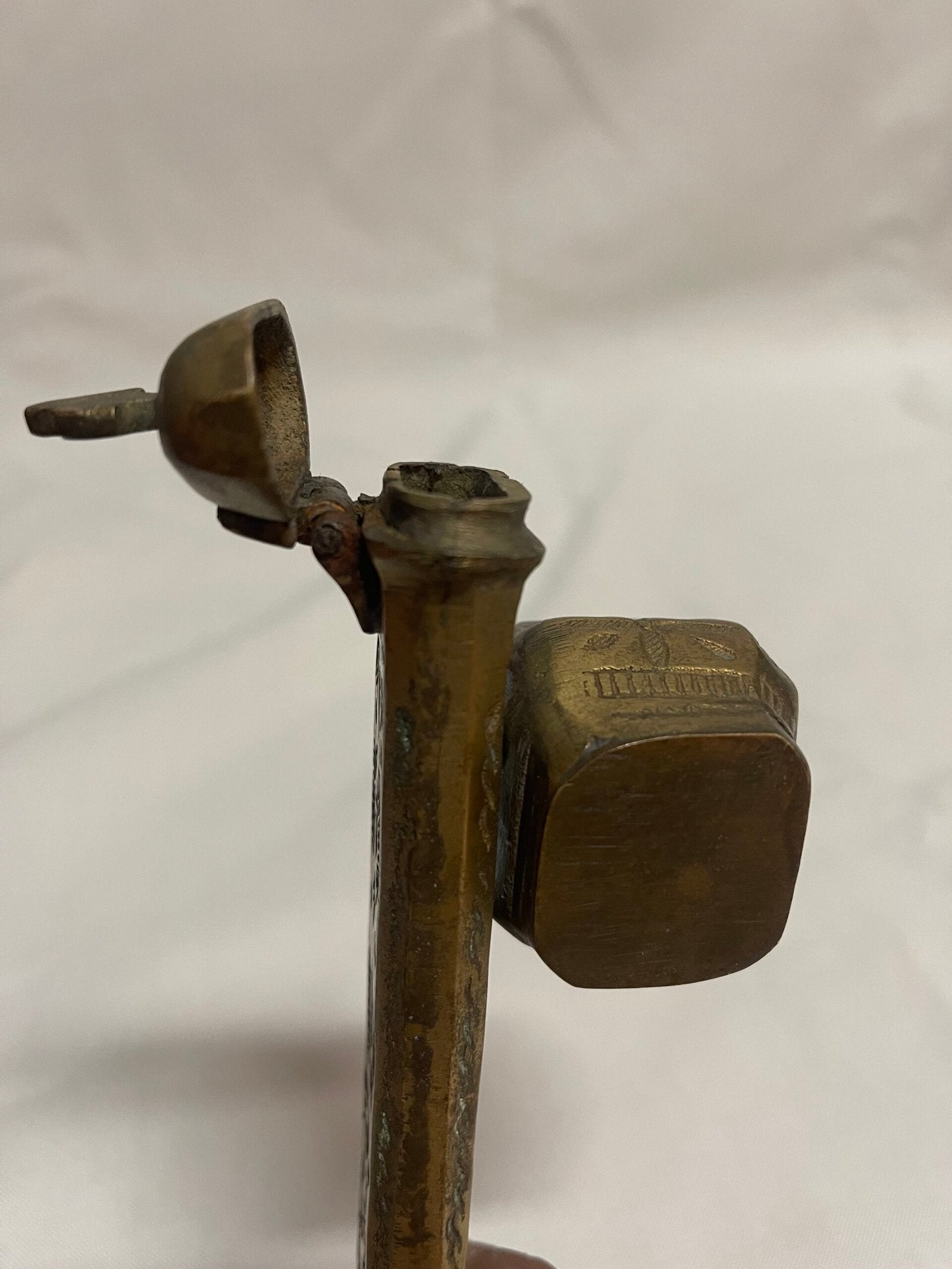 Prestigioso Calamaio/Contenitore Portatile in Ottone Intarsiato