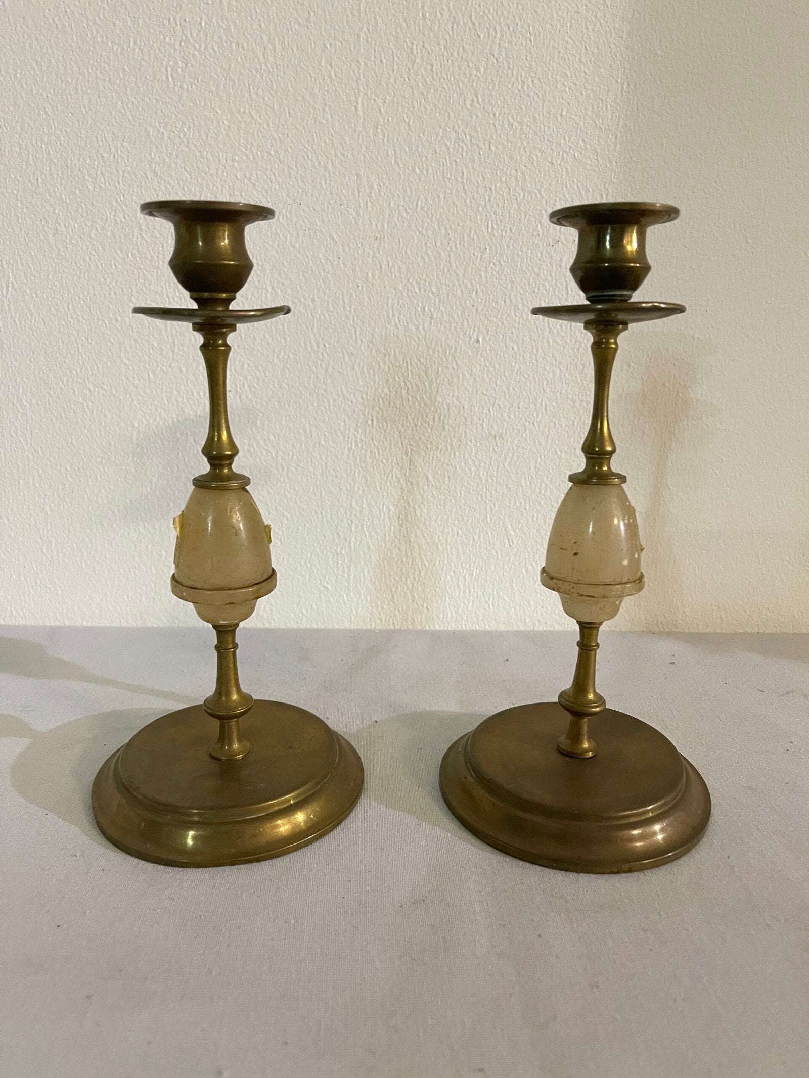 Coppia di Candelabri Antichi in Ottone e Alabastro - Stile Classico