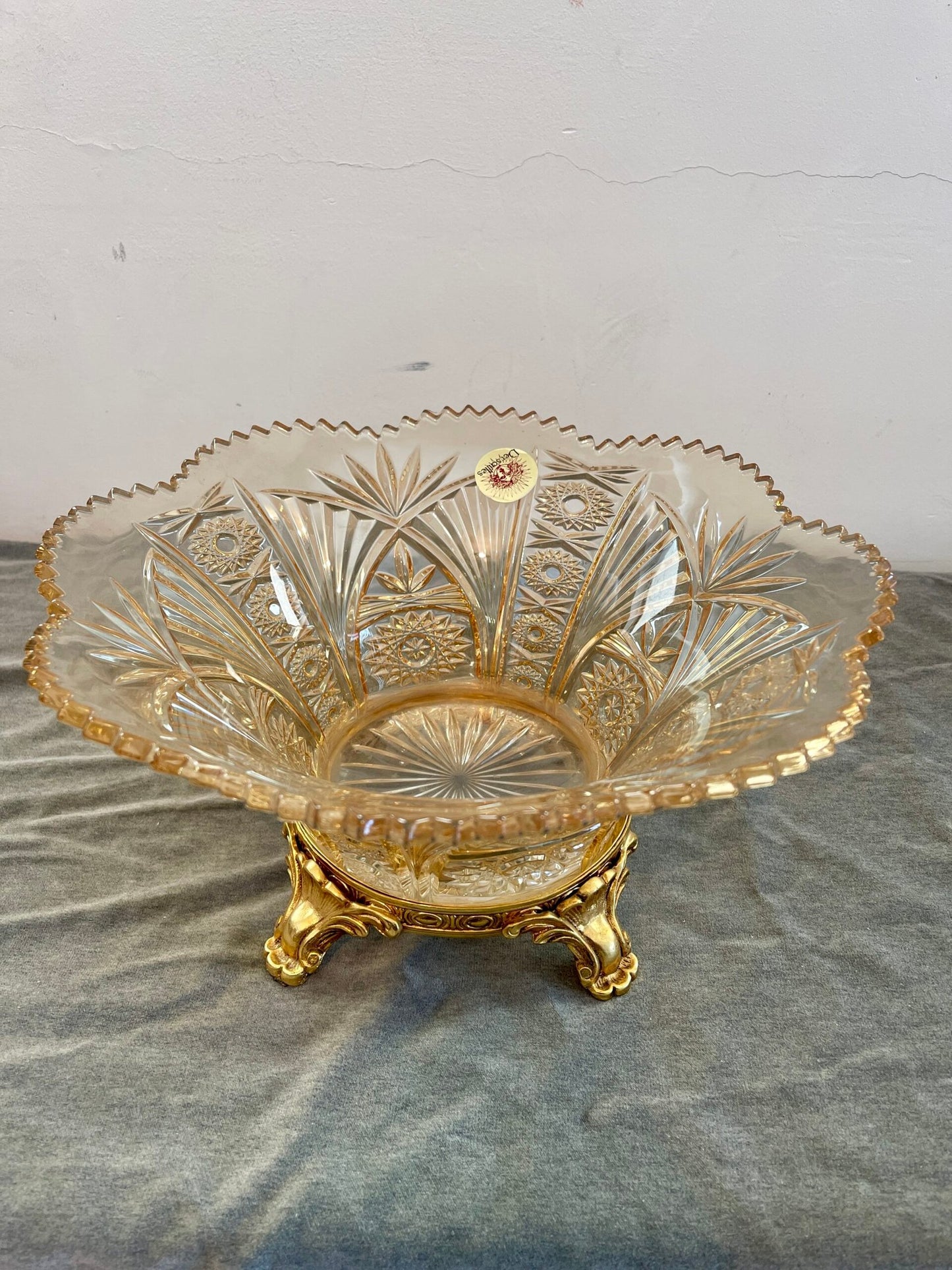 Elegante Ciotola in Cristallo con Base Dorata – Stile Classico