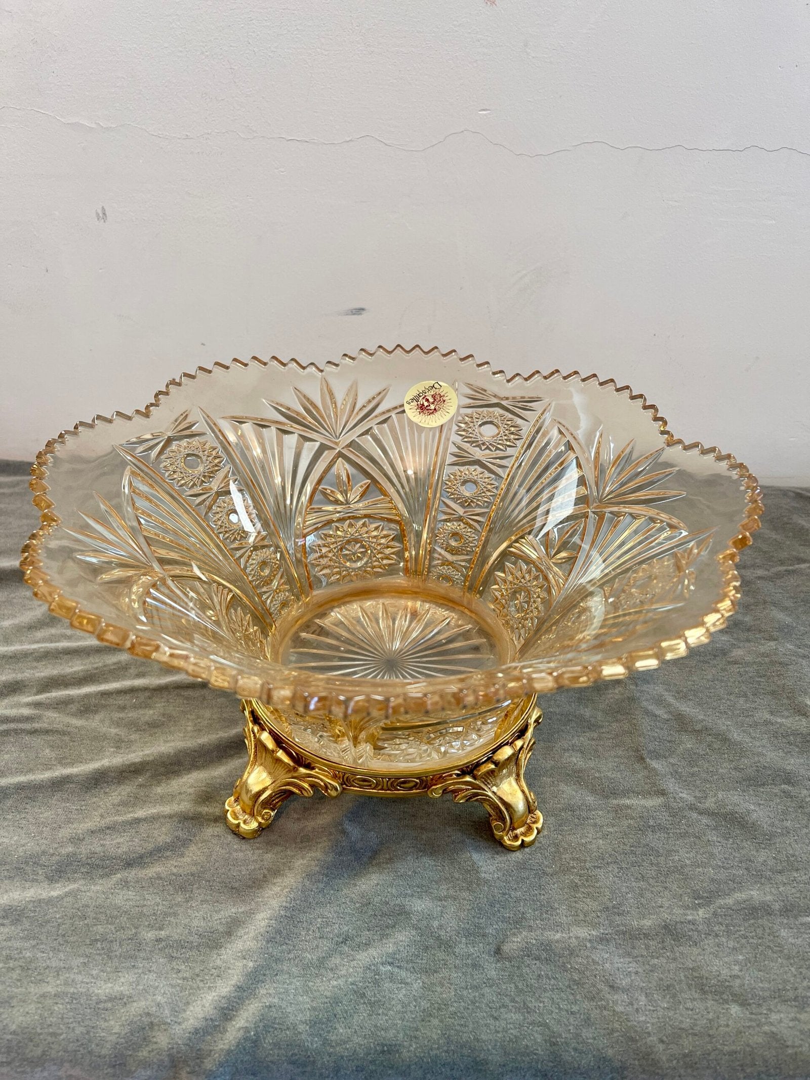 Elegante Ciotola in Cristallo con Base Dorata – Stile Classico