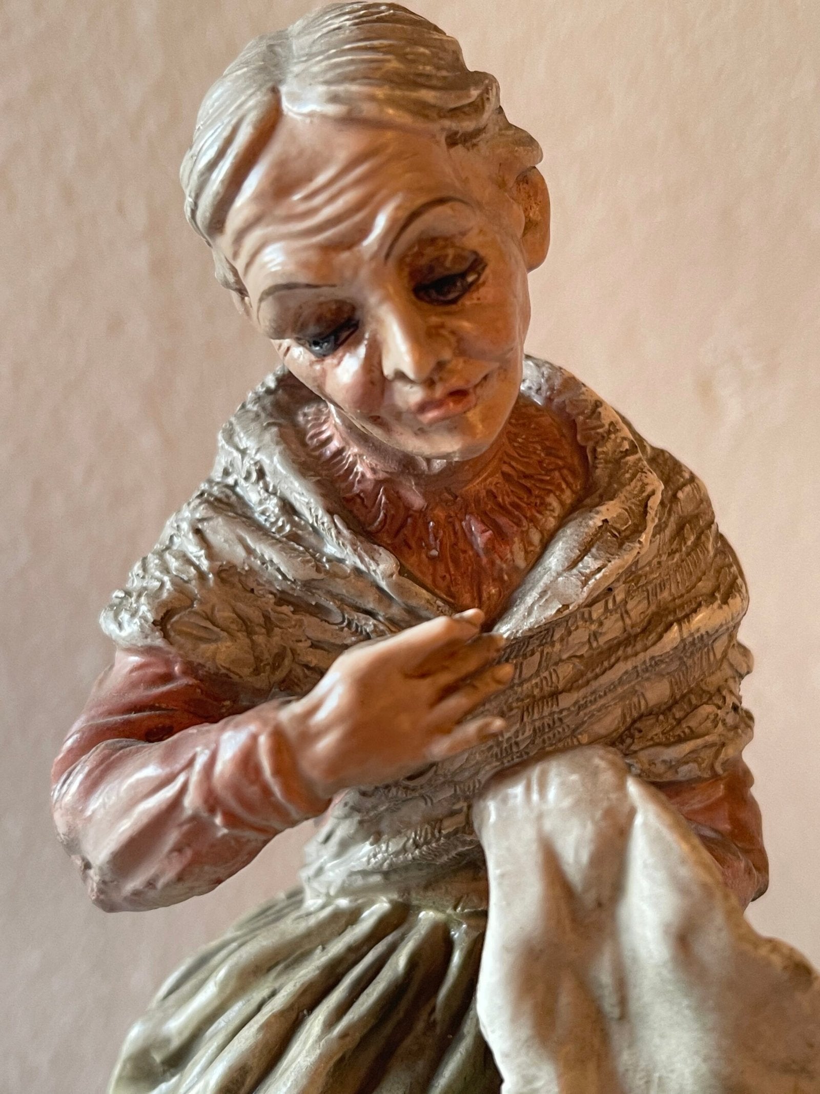 Statuina in Porcellana Capodimonte "La Sarta" o "La Ricamatrice"