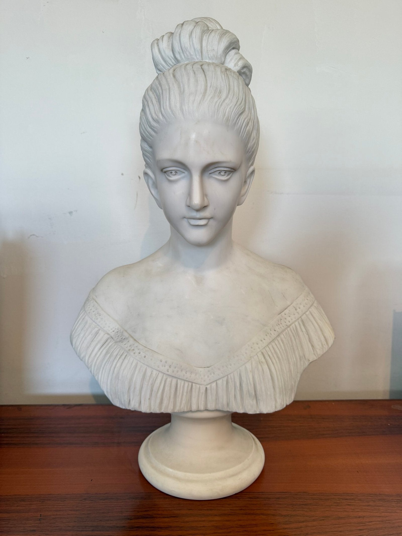 Busto Scultoreo in Marmo – Donna in Stile Neoclassico