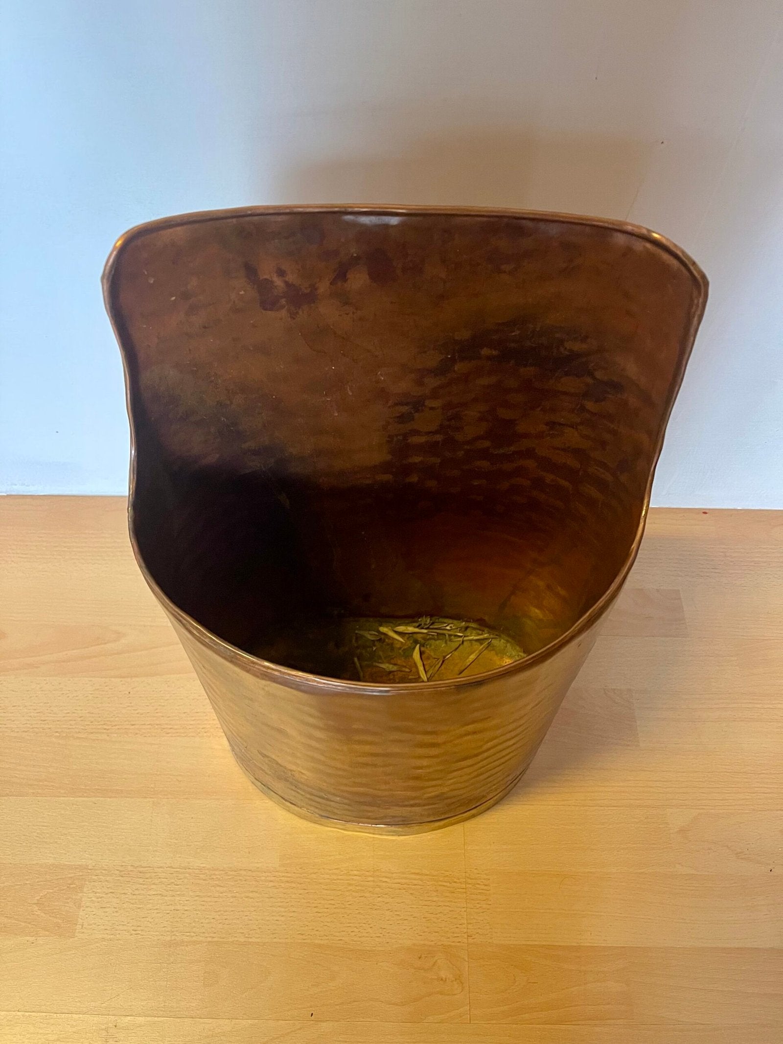 Contenitore in rame battuto con schienale rialzato