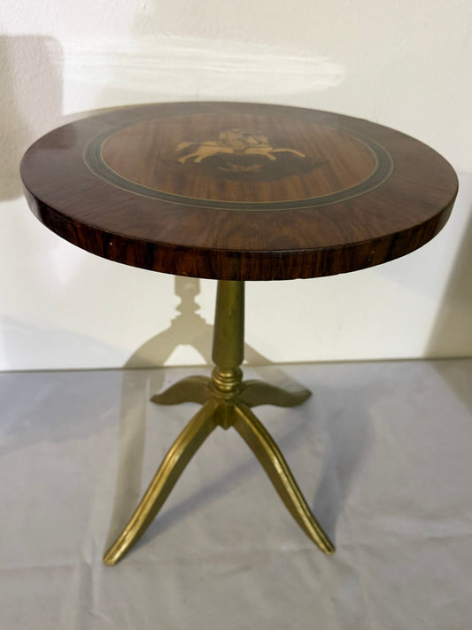 Tavolino rotondo con intarsi “Cacciatore a cavallo” in stile neoclassico