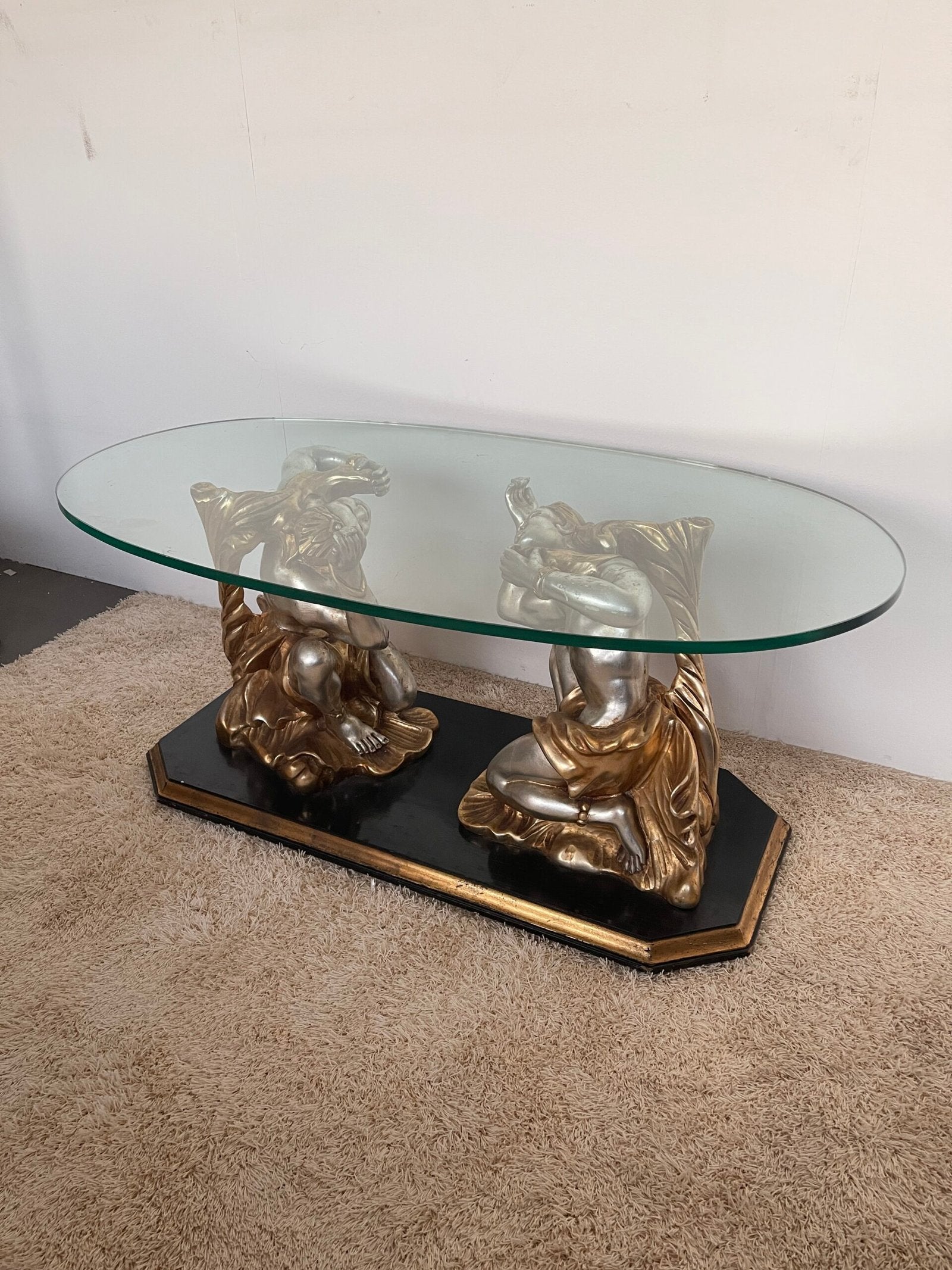 Tavolino da salotto con base in scultura – Design classico con piano in vetro