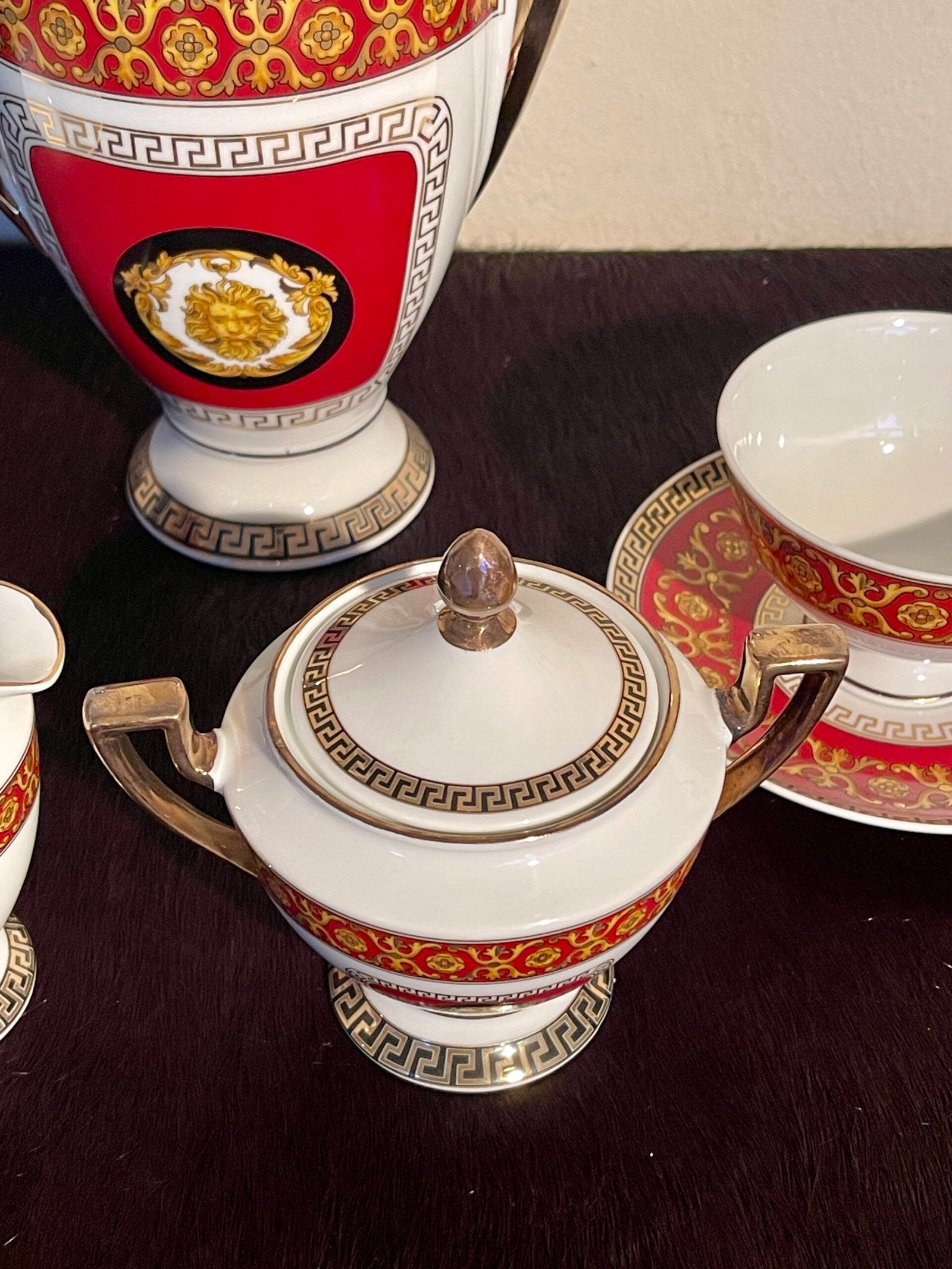 Servizio da Tè/Caffè Versailles in Porcellana Fine – Decoro Rosso e Oro Stile Classico