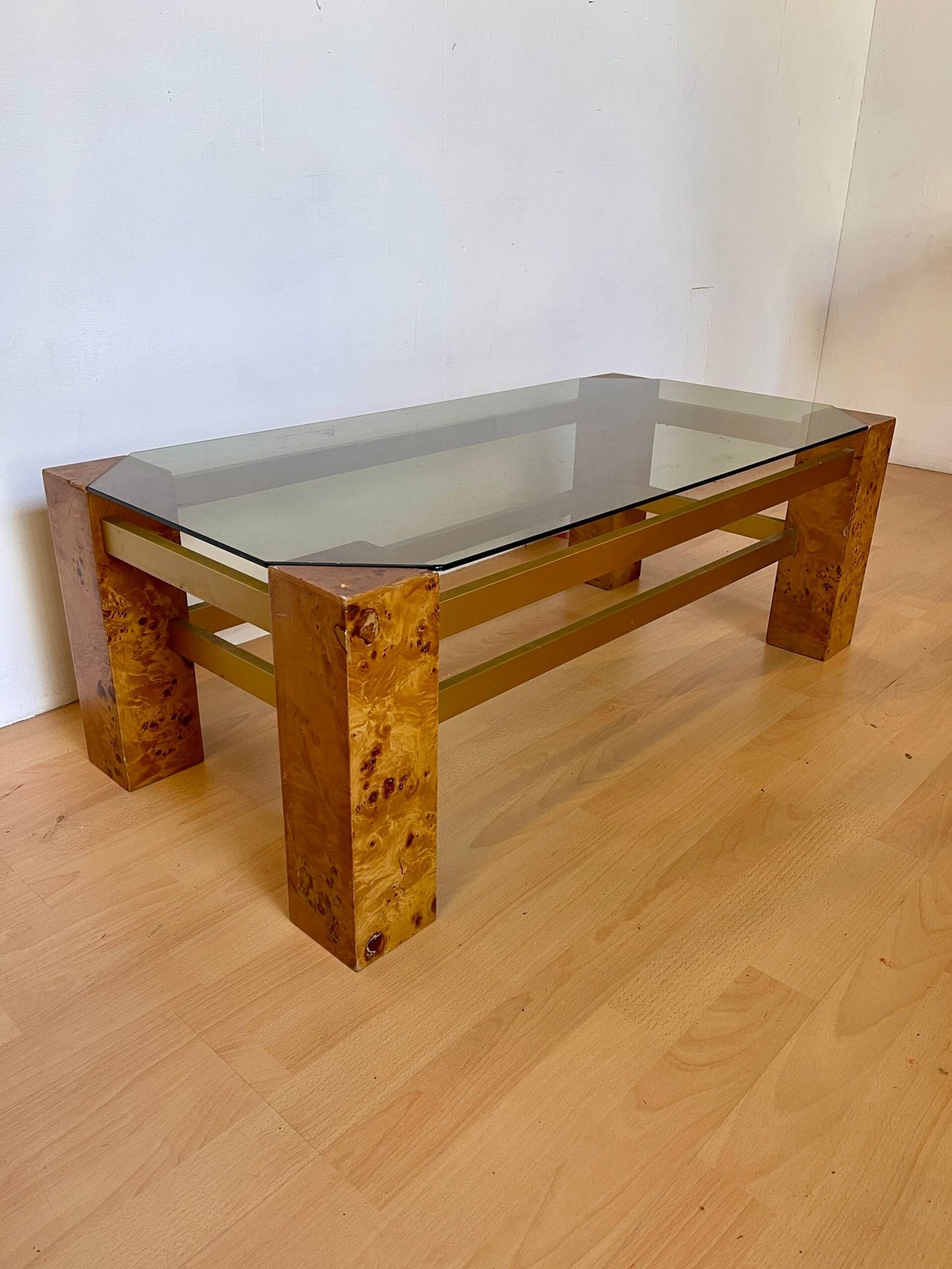 Tavolino Modernista con Struttura in Legno di Radica, Ottone e Piano in Vetro Fumé