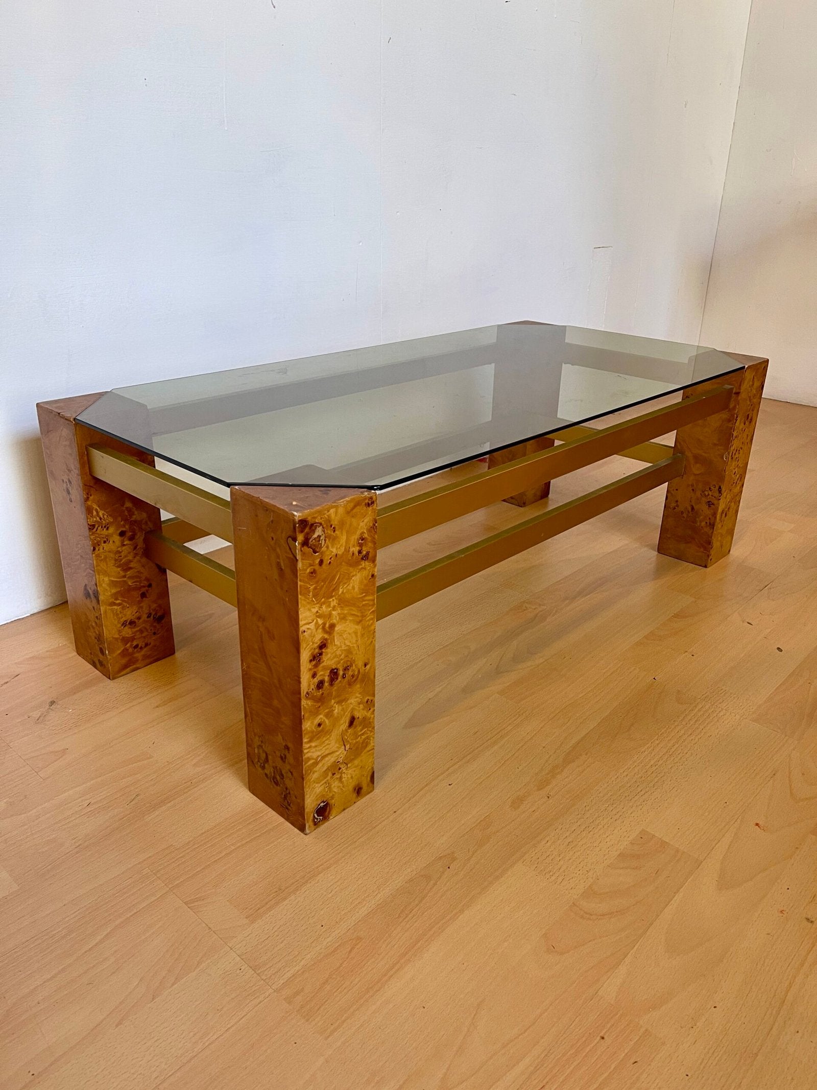 Tavolino Modernista con Struttura in Legno di Radica, Ottone e Piano in Vetro Fumé