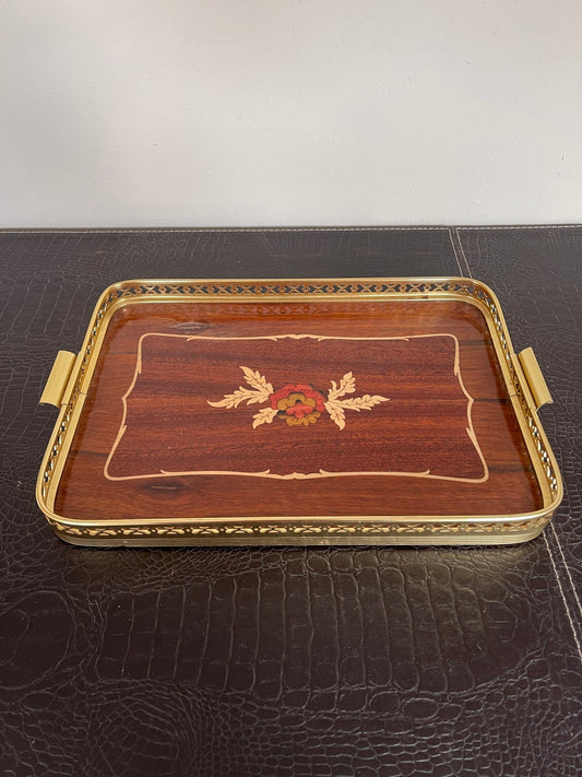 Vassoio Vintage in Legno Intarsiato con Dettaglio Floreale e Cornice in Ottone