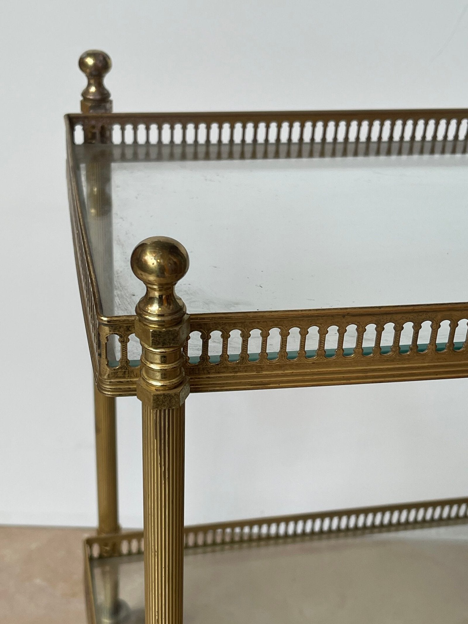 Carrello da bar in ottone dorato di design elegante italiano in struttura in ottone, finemente lavorata, anni 90