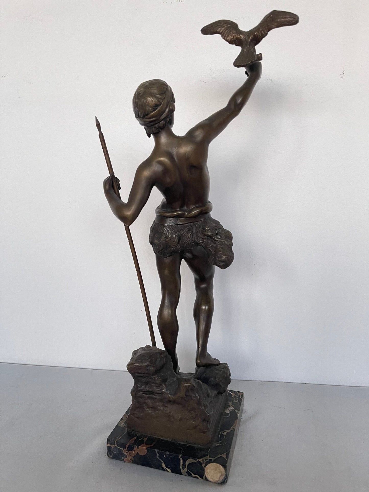 Statua in Bronzo – Giovane Guerriero con Uccello e Lancia su Base in Marmo