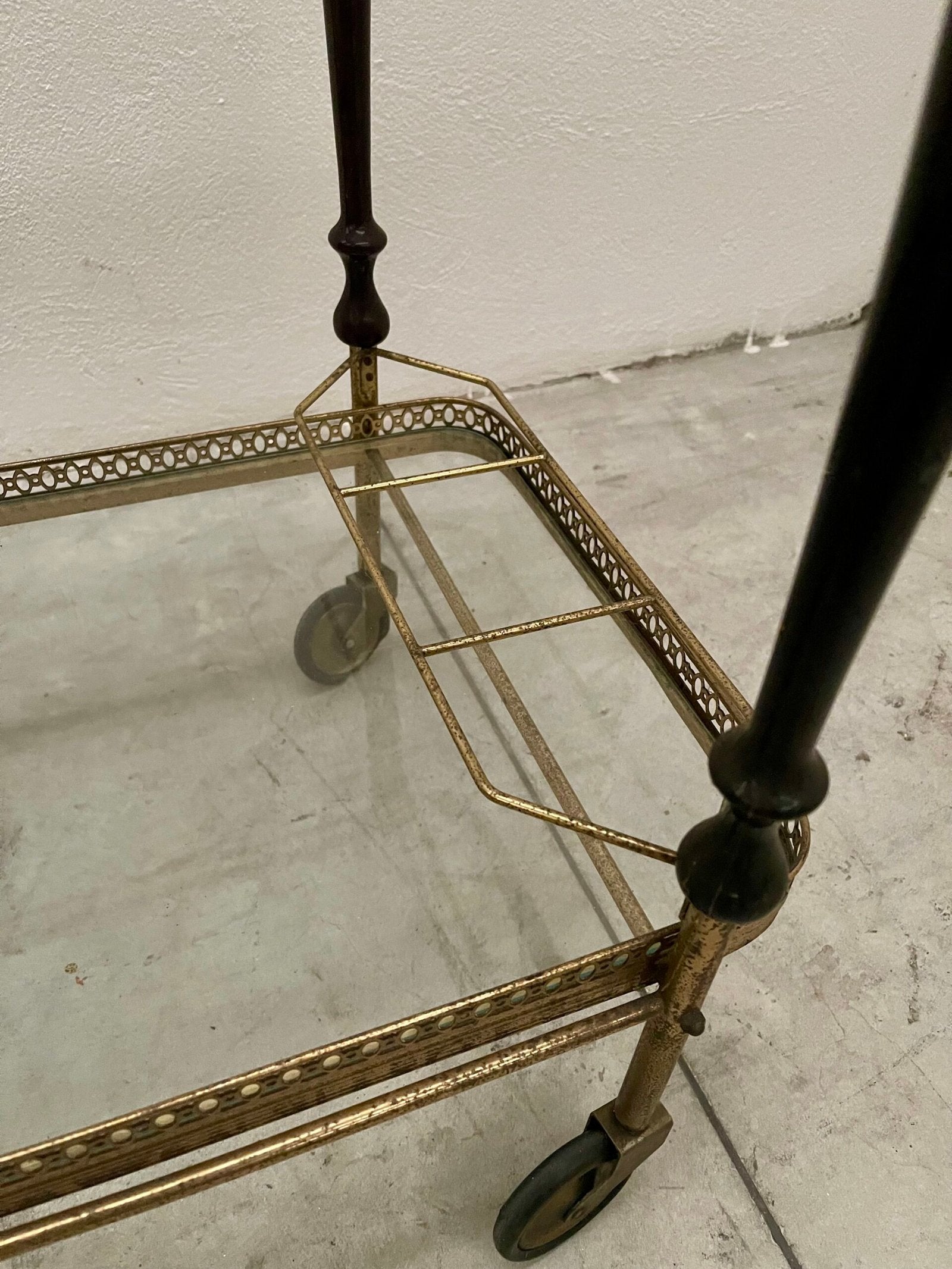 Carrello da tè vintage con manico in legno scuro e struttura in ottone - anni '50