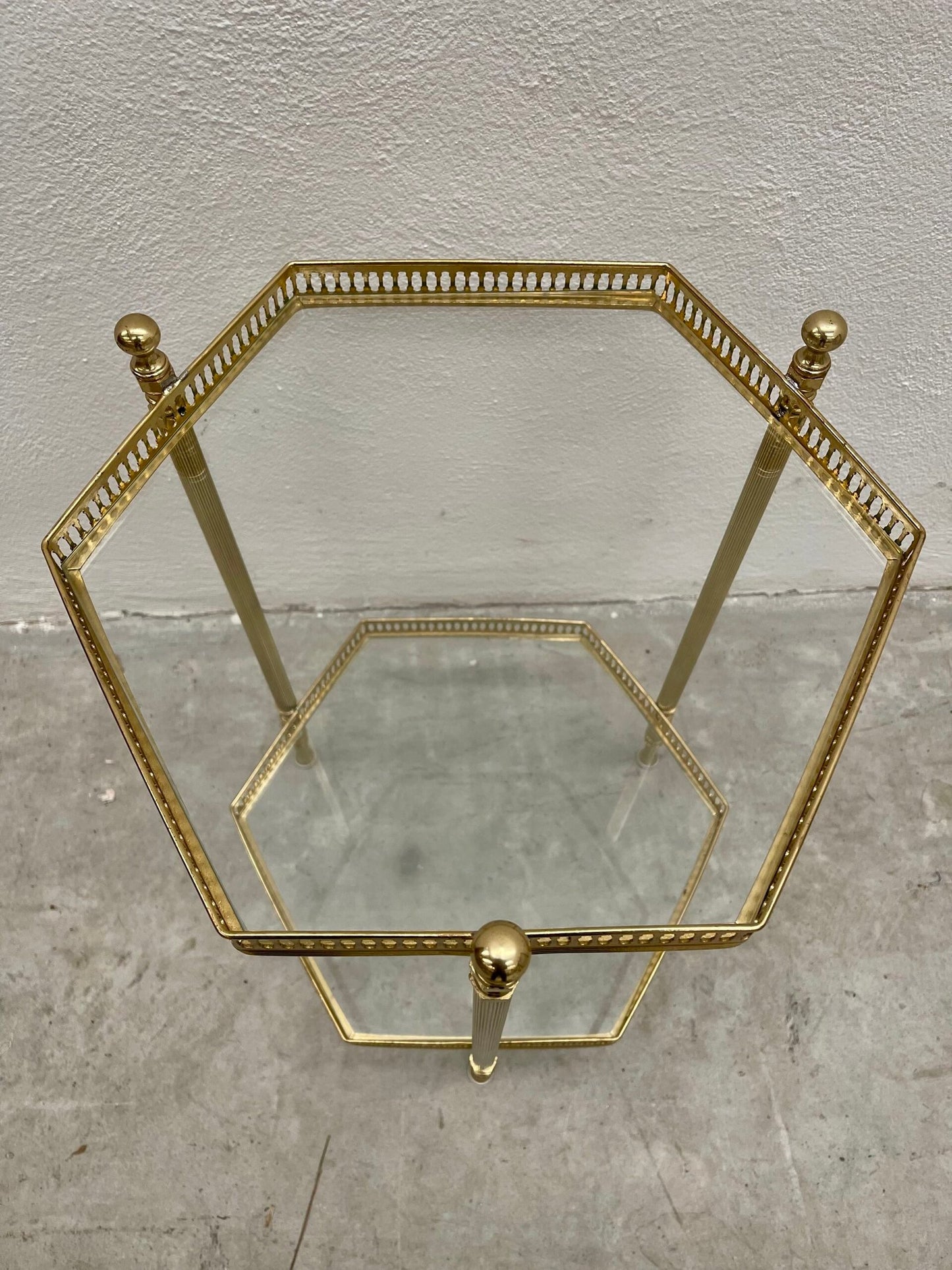 Tavolino esagonale in ottone e vetro, due ripiani