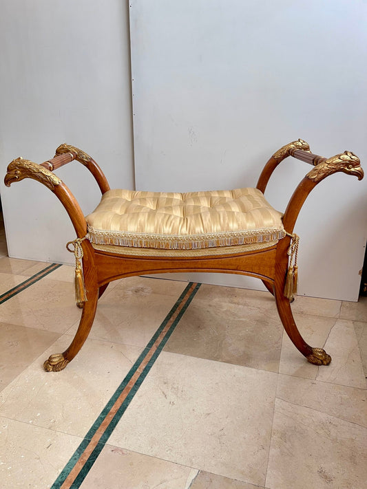 Sgabello in stile neoclassico con braccioli a testa d’aquila e finiture dorate