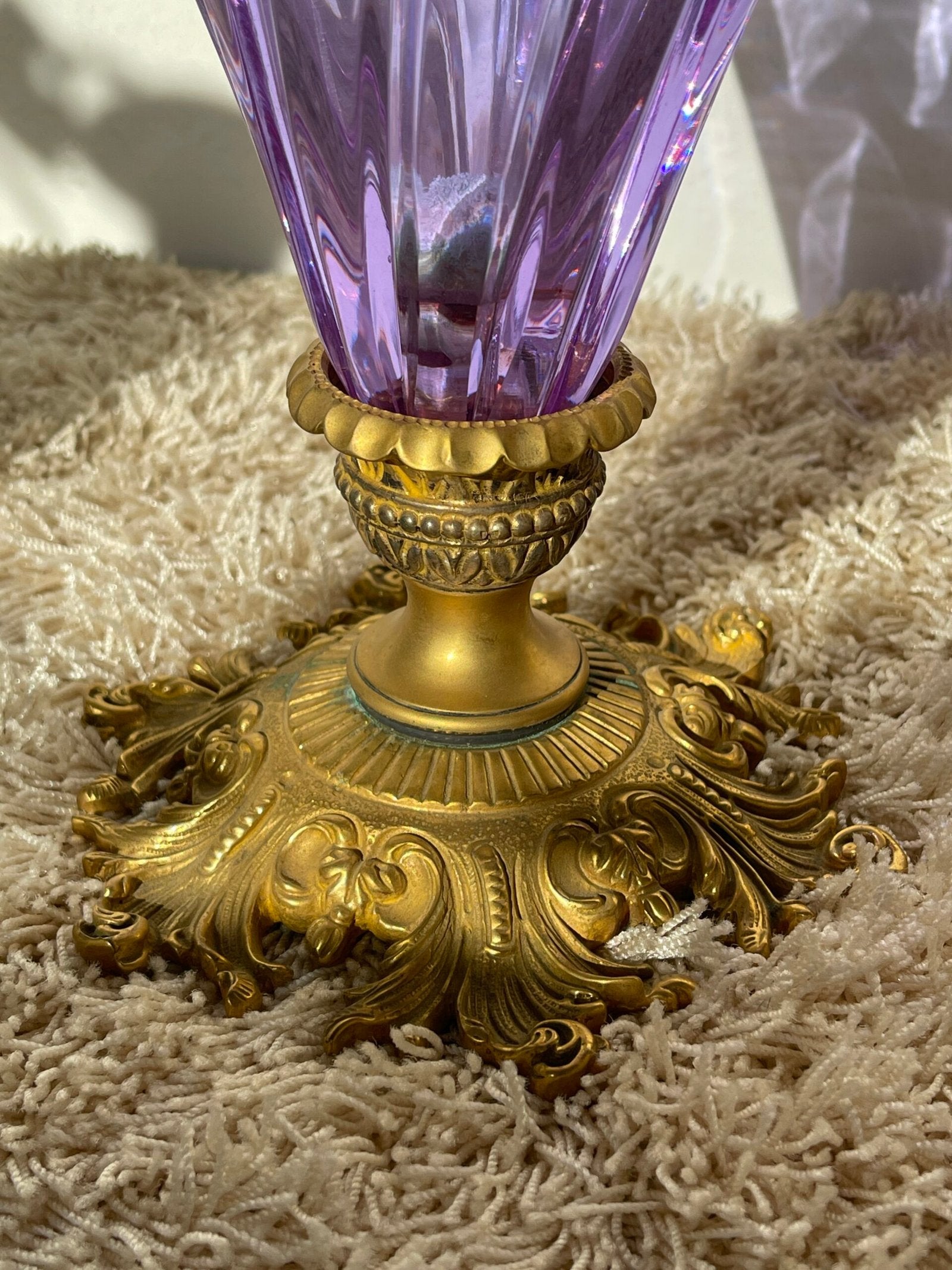 Centrotavola a Cornucopia in Vetro Ametista con Base in Bronzo Dorato – Stile Vittoriano
