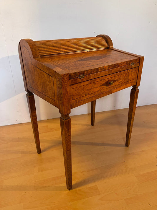 Scrivania in legno noce intarsiato stile italiano anni '60