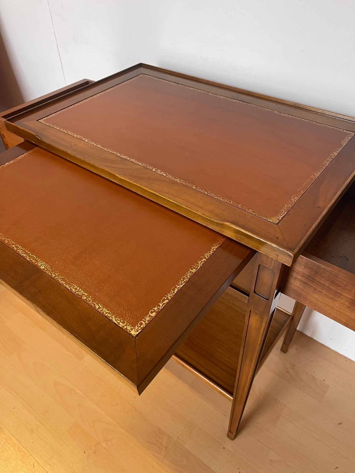 Tavolino Vintage in Legno – Con Cassetto e Ripiano