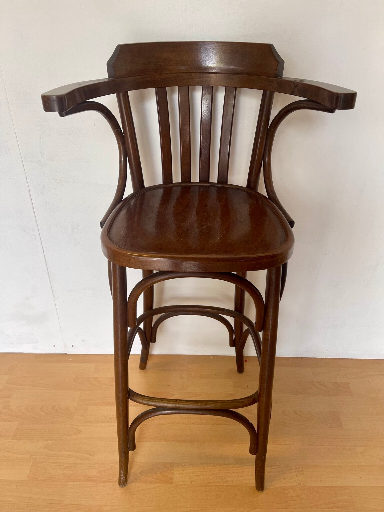 Sgabello da Bar Thonet in Legno Curvato – Stile Bistro Classico