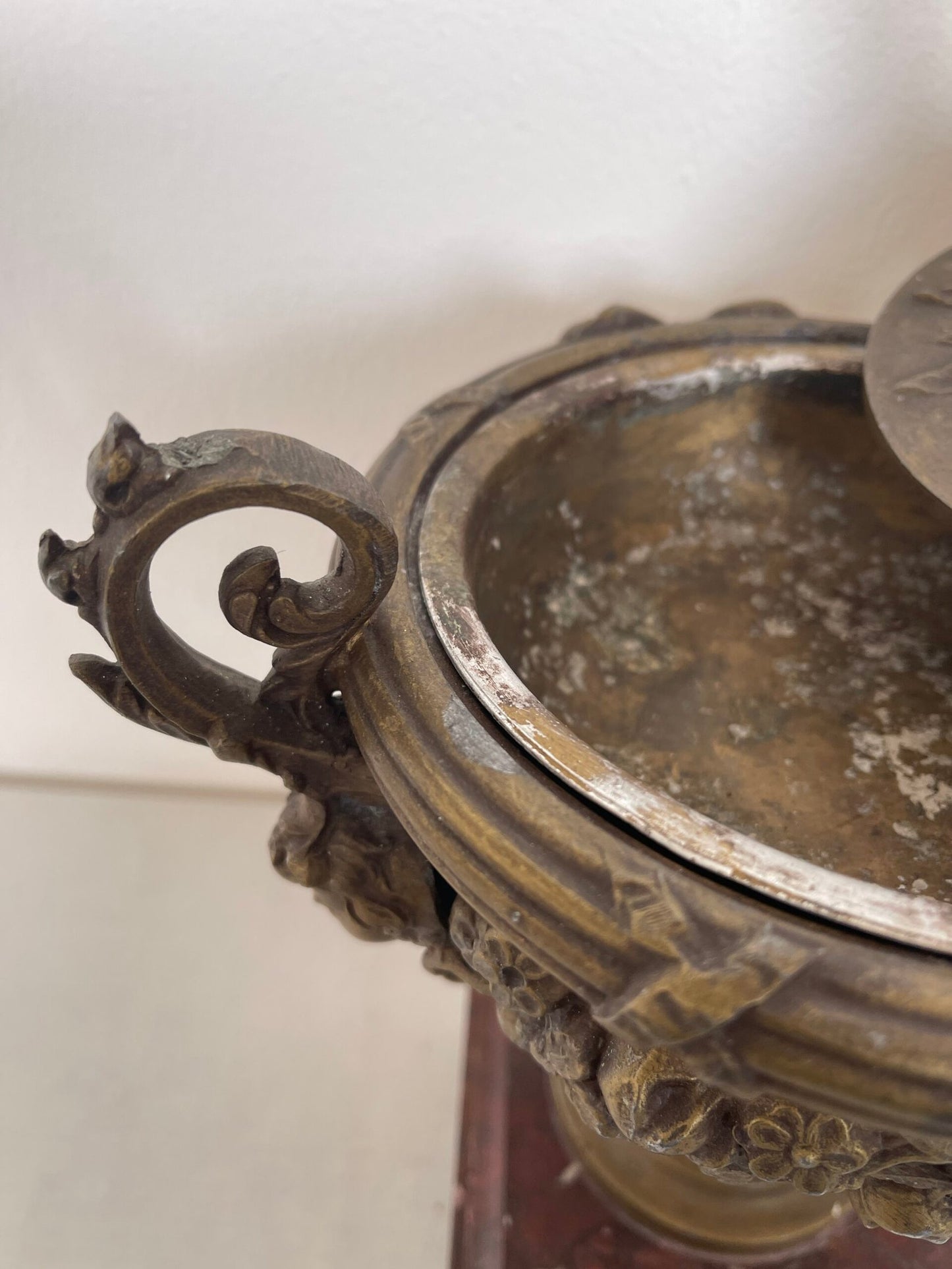 Antico vaso coperto in bronzo dorato con base in marmo rosso – stile neoclassico