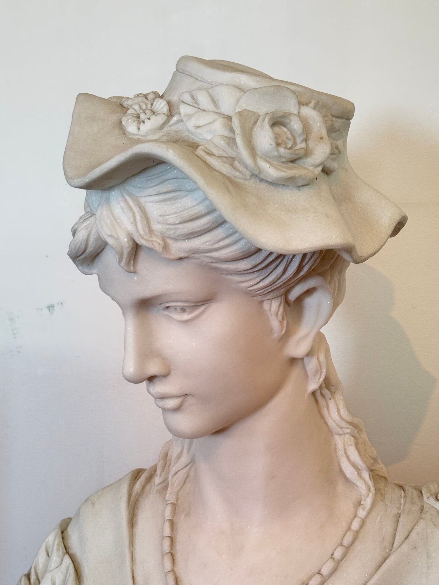Busto Scultoreo in Marmo – Donna con Cappello in Stile Liberty