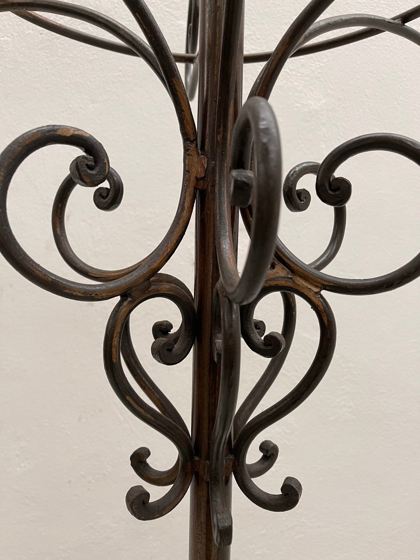 Antico appendiabiti in ferro battuto da terra antico italiano