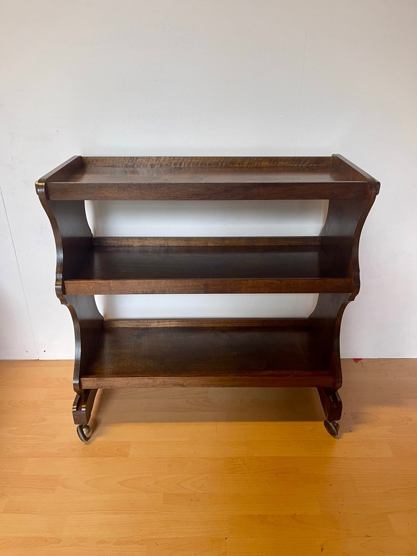 Tavolo in legno a 3 livelli con rotelle vintage anni '70