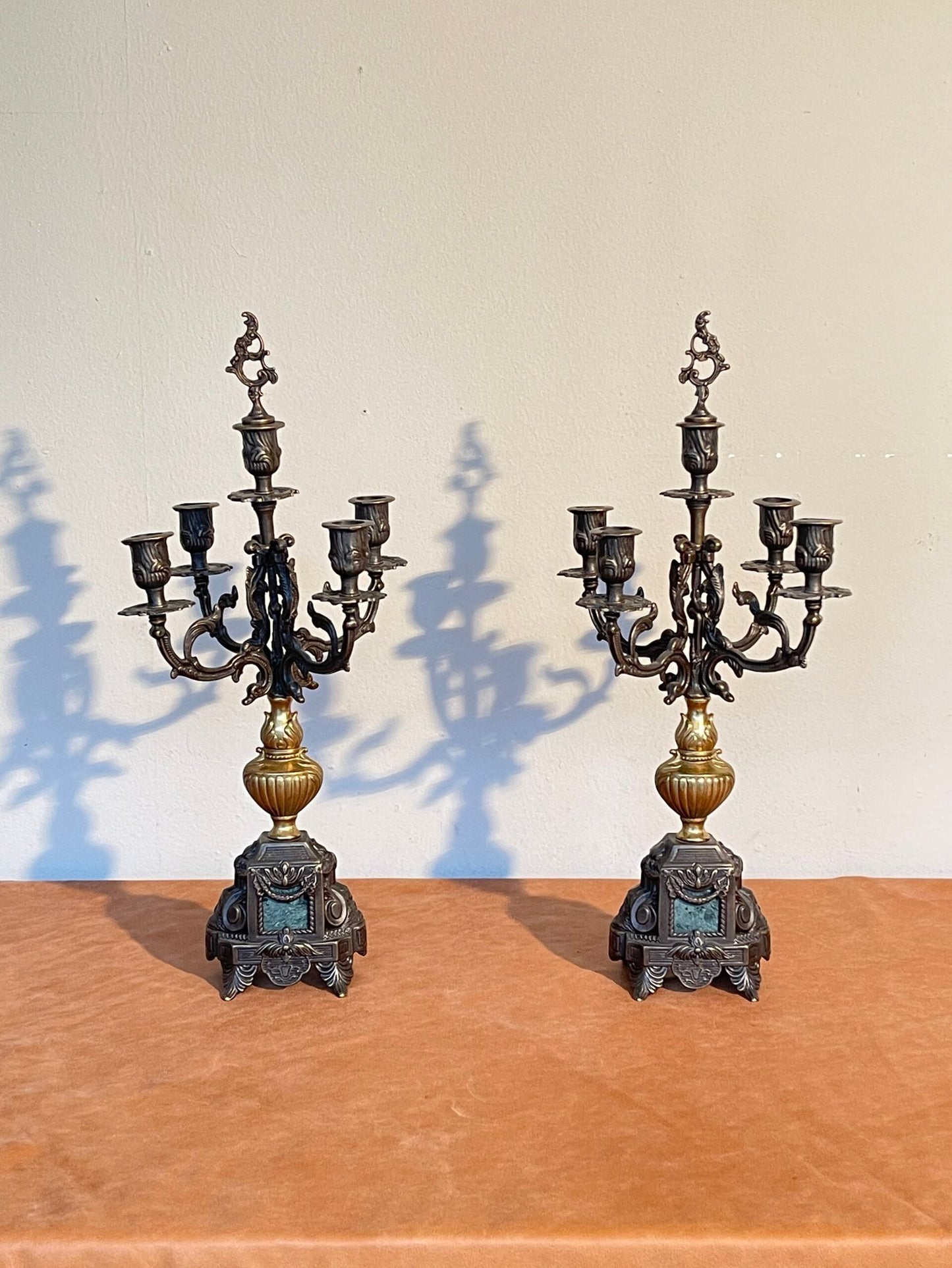 «Le Fiamme del Tempo - Candelabri Francesi d'Epoca»